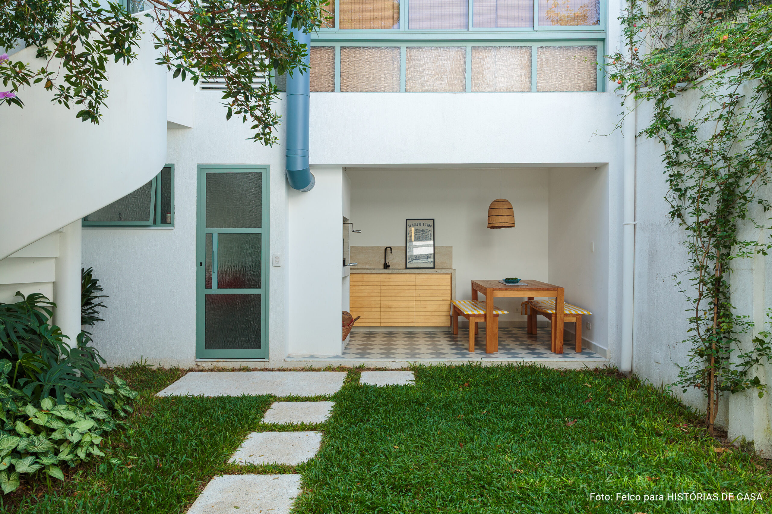 Casa colorida e acolhedora de uma designer argentina vivendo em São Paulo, cores alegres