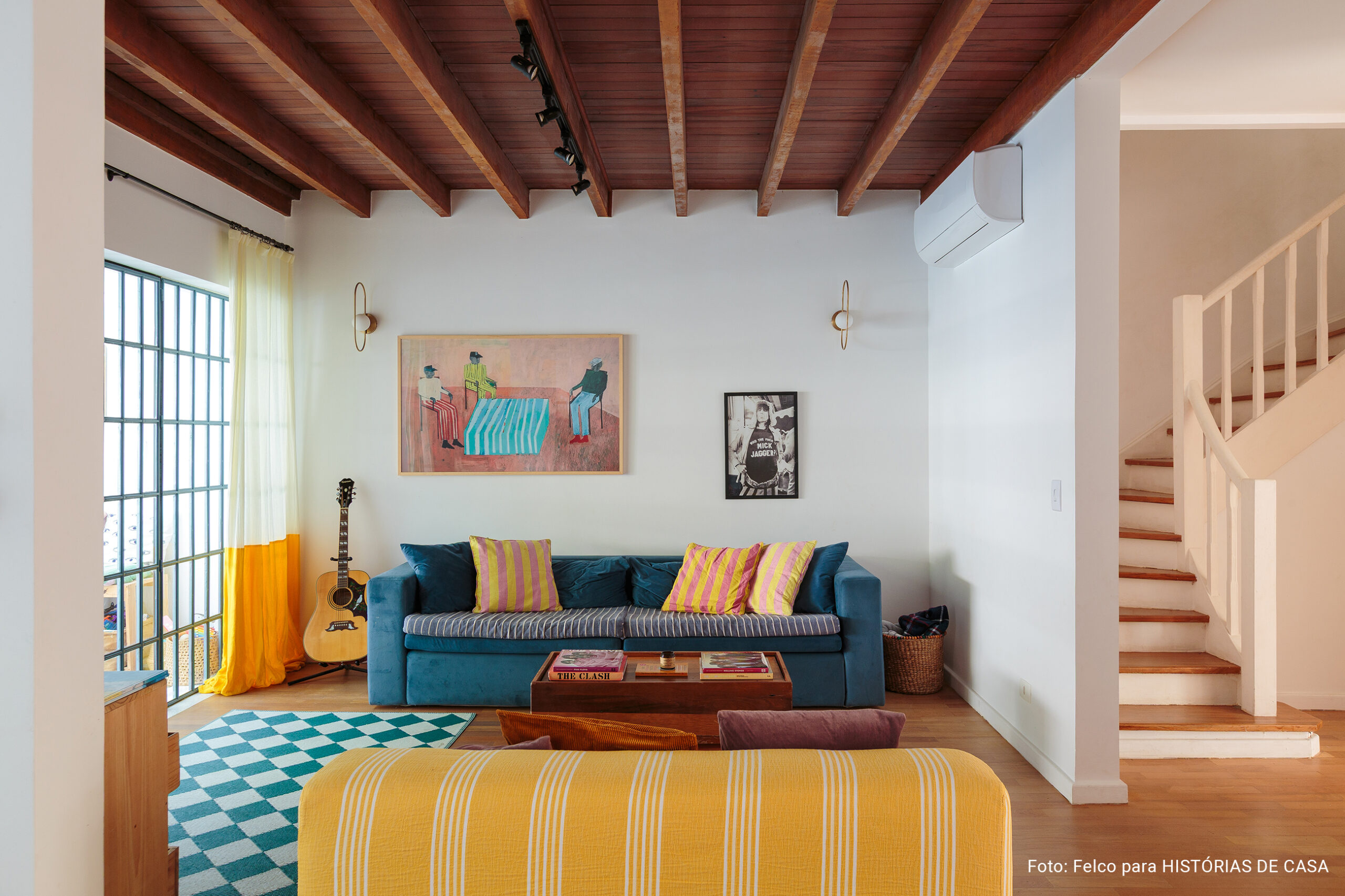 Casa colorida e acolhedora de uma designer argentina vivendo em São Paulo, cores alegres