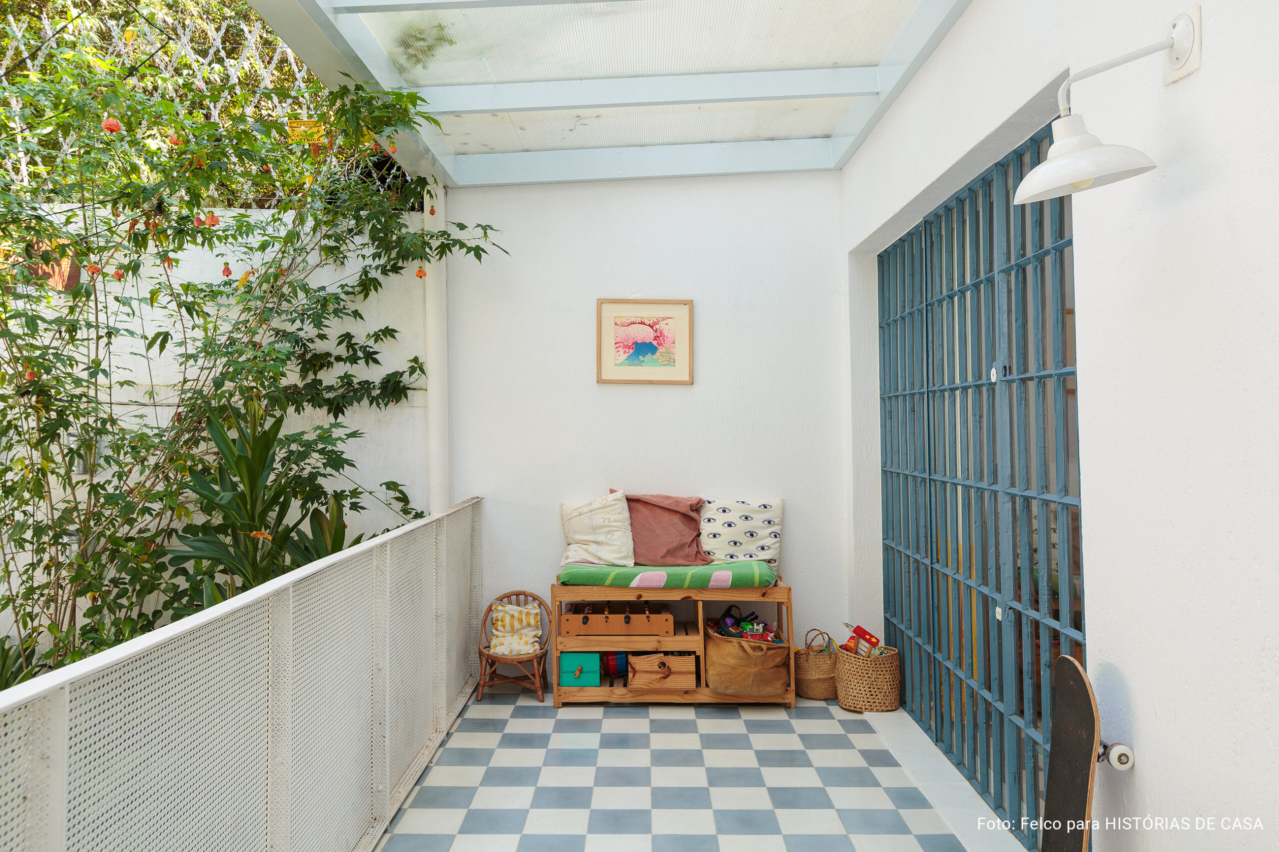 Casa colorida e acolhedora de uma designer argentina vivendo em São Paulo, cores alegres