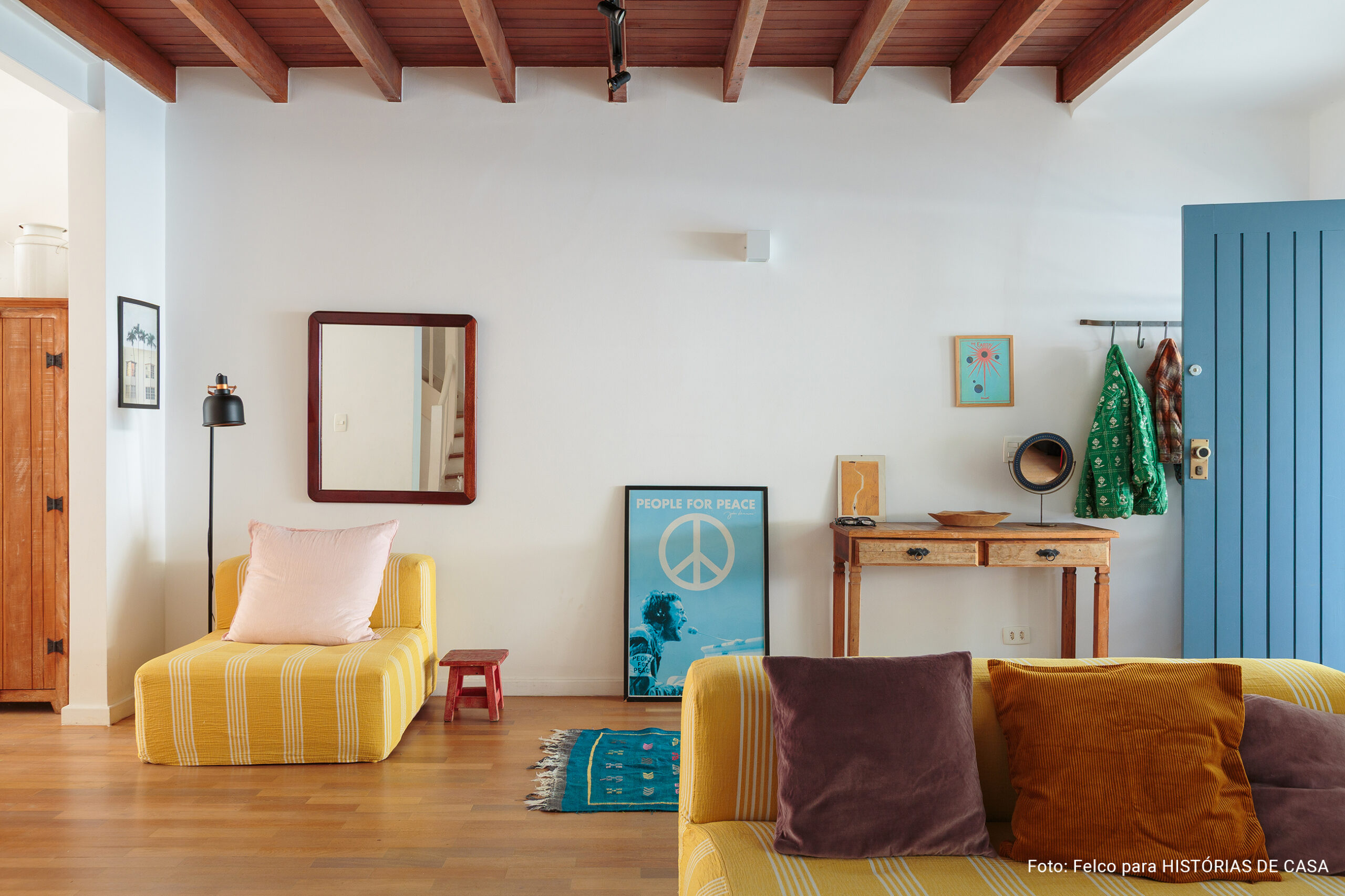 Casa colorida e acolhedora de uma designer argentina vivendo em São Paulo, cores alegres