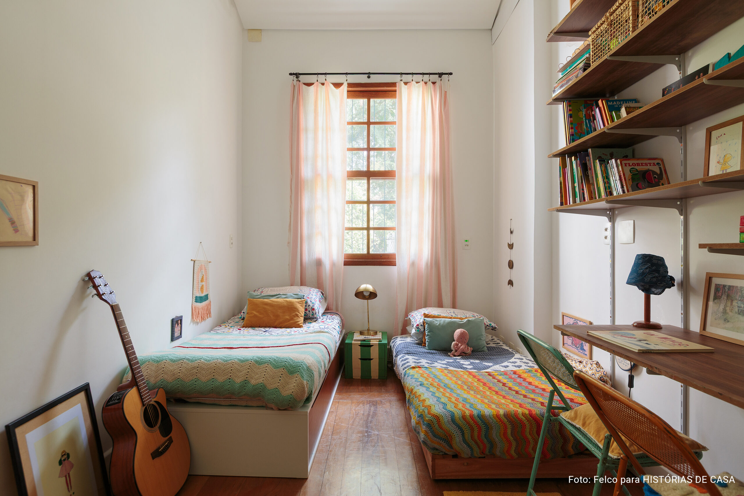 Casa colorida e acolhedora de uma designer argentina vivendo em São Paulo, cores alegres