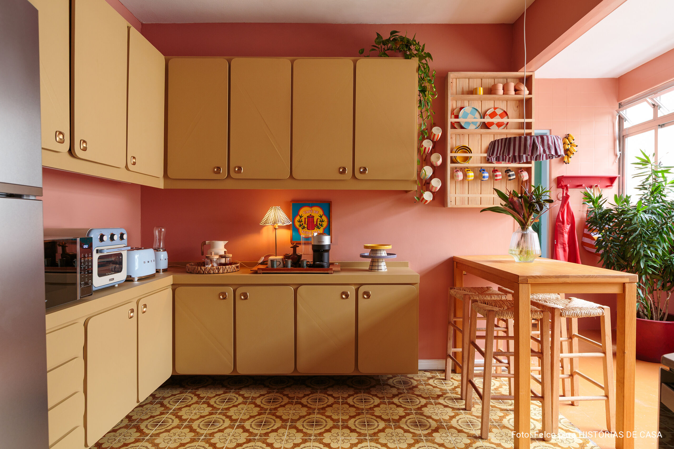 Apartamento alugado com ótimas ideias de decoração e muitas cores alegres