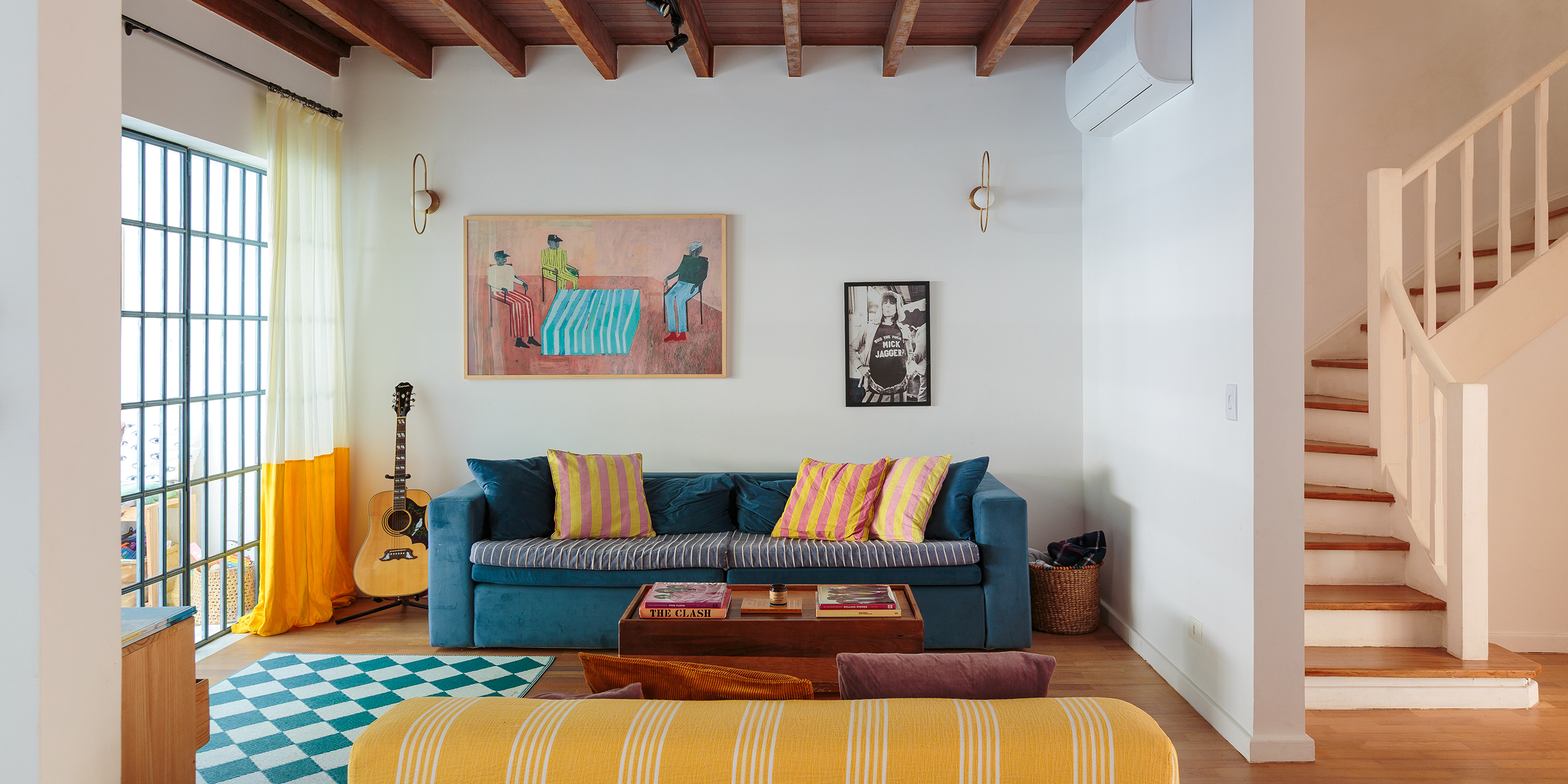Casa colorida e acolhedora de uma designer argentina vivendo em São Paulo, cores alegres