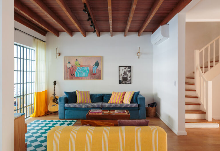 Casa colorida e acolhedora de uma designer argentina vivendo em São Paulo, cores alegres