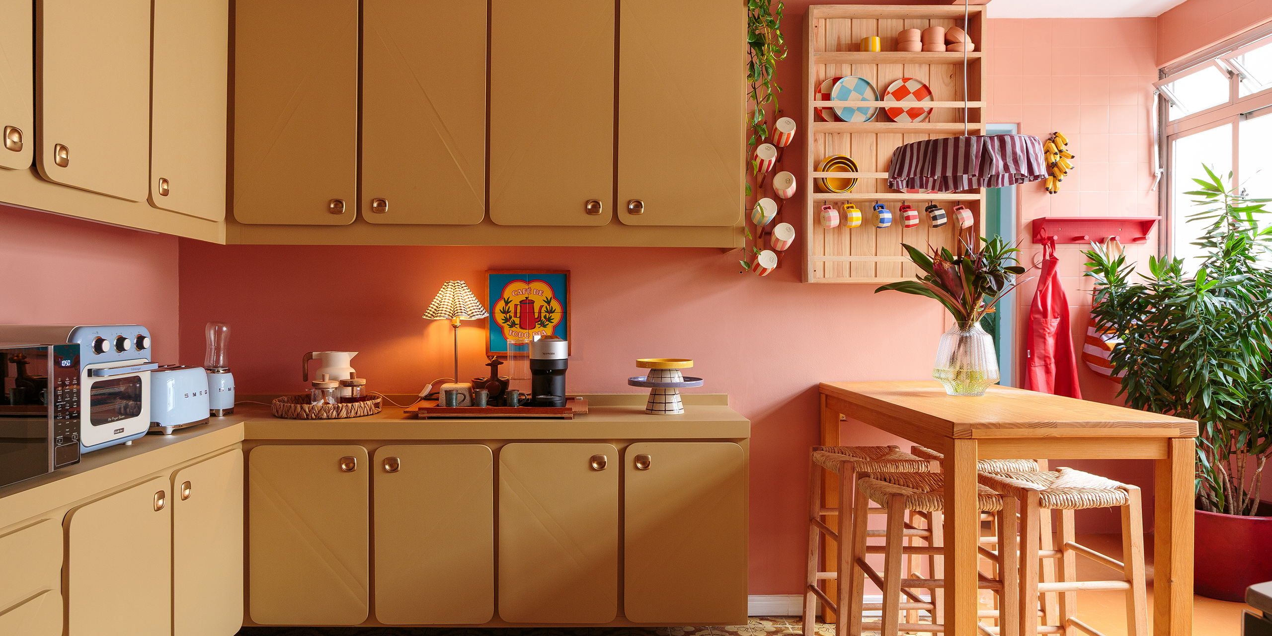 Apartamento alugado com ótimas ideias de decoração e muitas cores alegres