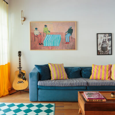 Casa colorida e acolhedora de uma designer argentina vivendo em São Paulo, cores alegres