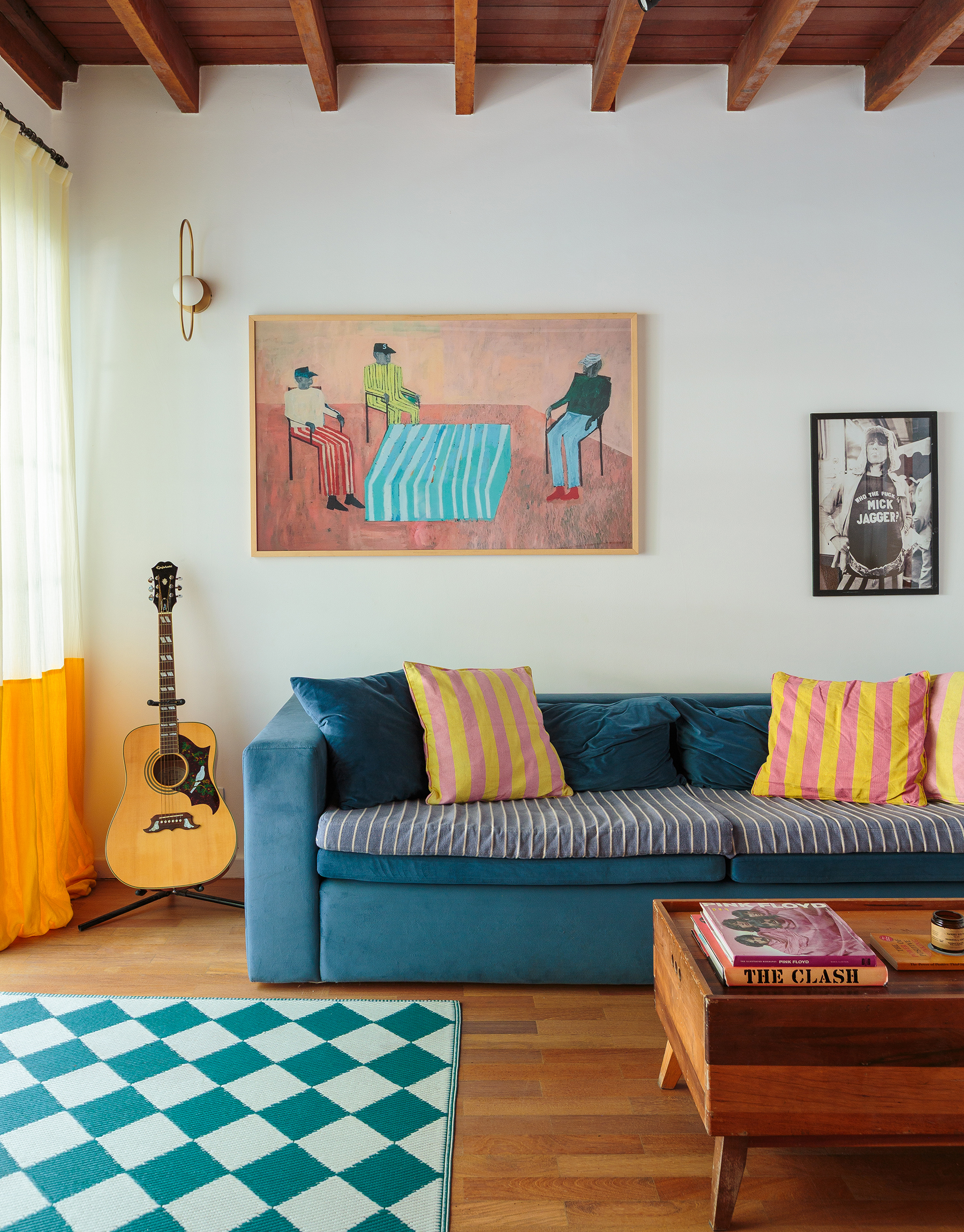 Casa colorida e acolhedora de uma designer argentina vivendo em São Paulo, cores alegres