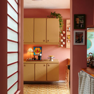 Apartamento alugado com ótimas ideias de decoração e muitas cores alegres