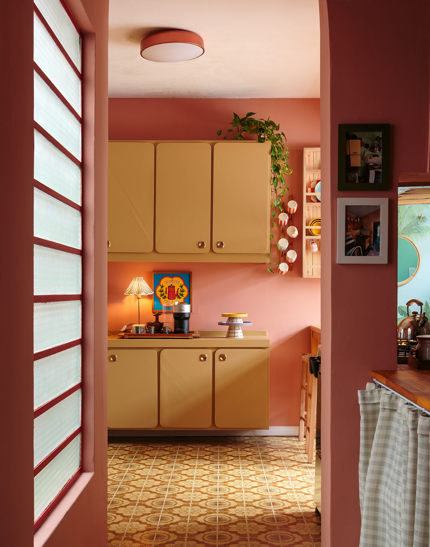 Apartamento alugado com ótimas ideias de decoração e muitas cores alegres