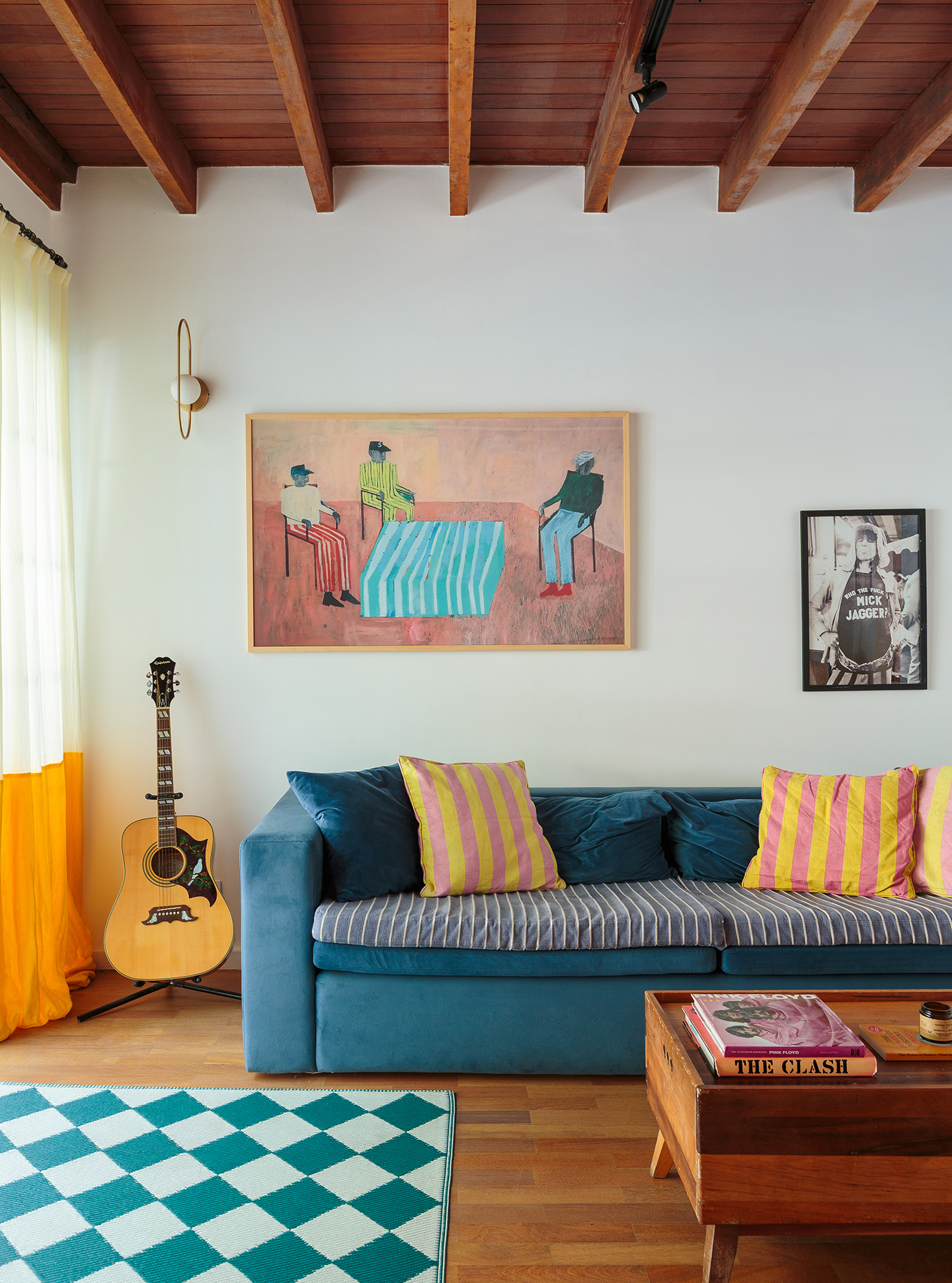 Casa colorida e acolhedora de uma designer argentina vivendo em São Paulo, cores alegres