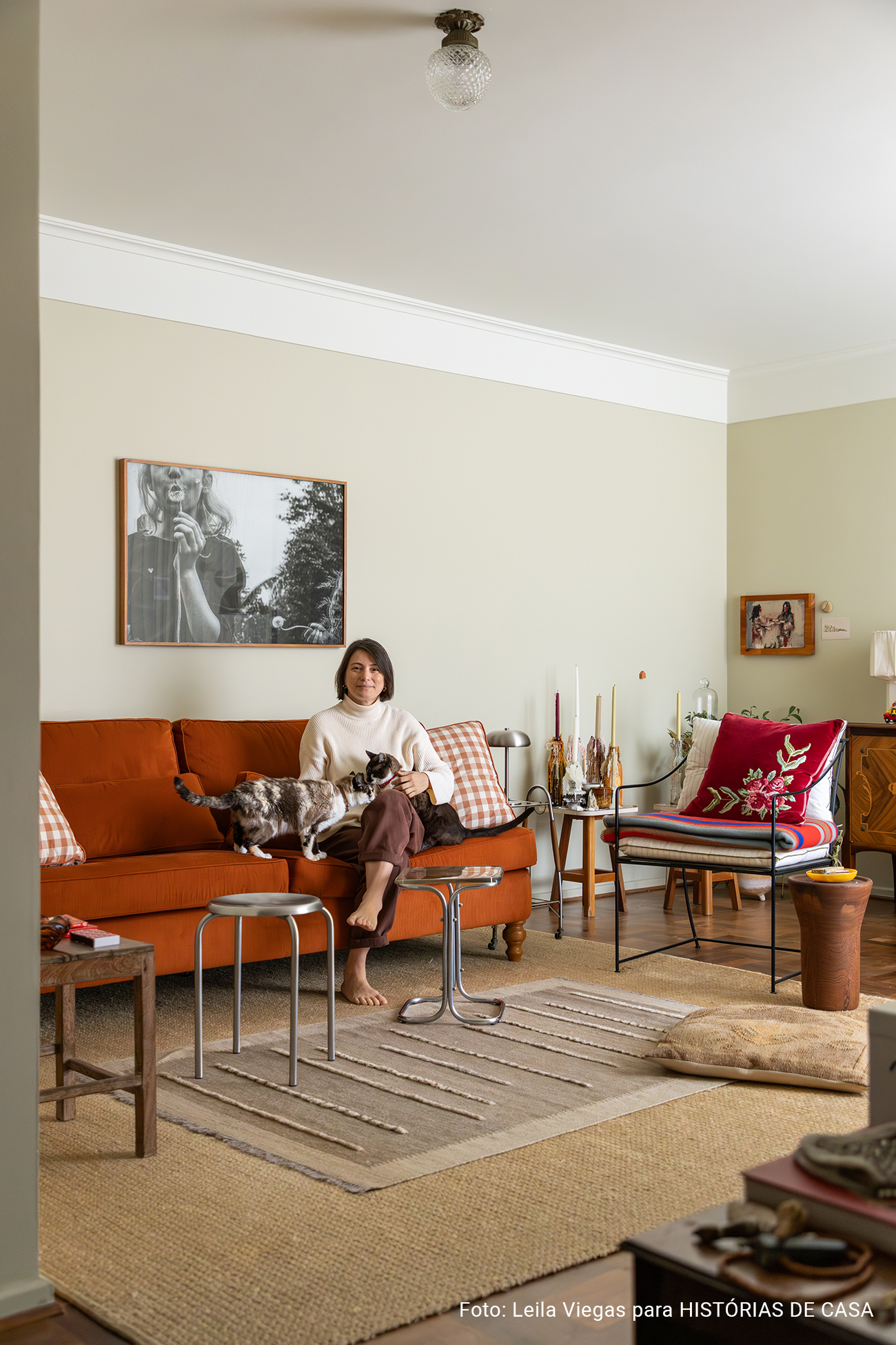 Apartamento alugado da arquiteta Veronica Molina, acolhedor e com tons quentes