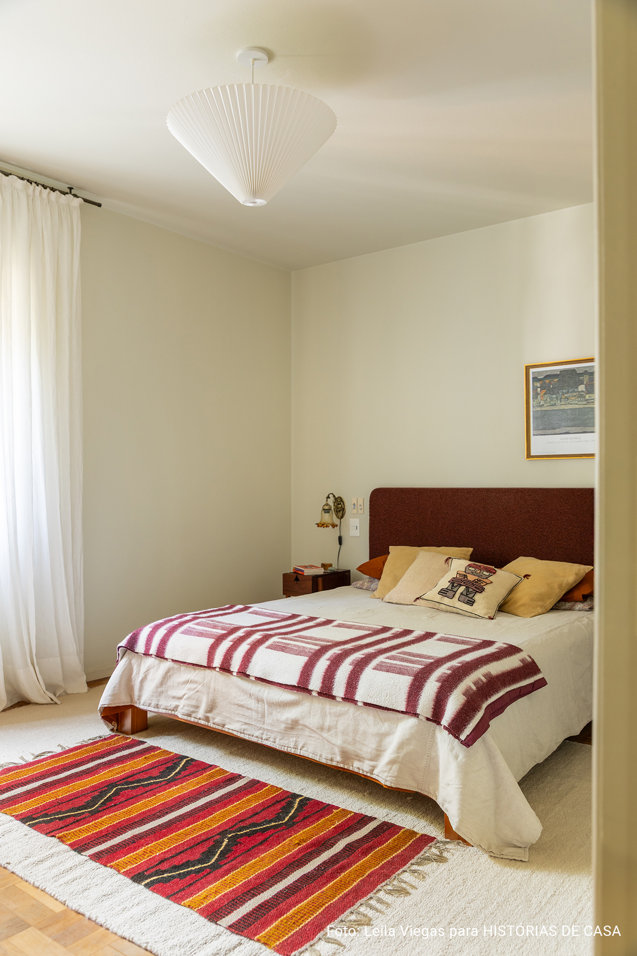 Apartamento alugado da arquiteta Veronica Molina, acolhedor e com tons quentes