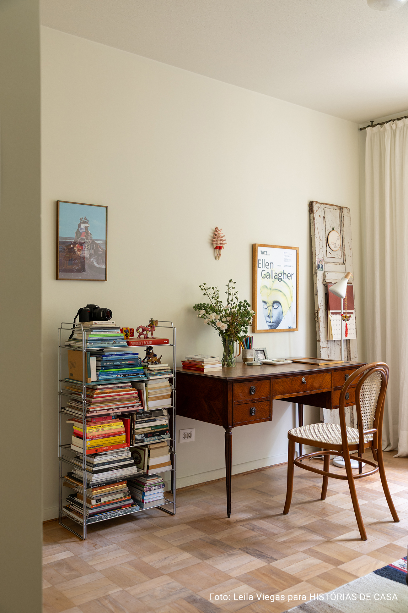 Apartamento alugado da arquiteta Veronica Molina, acolhedor e com tons quentes