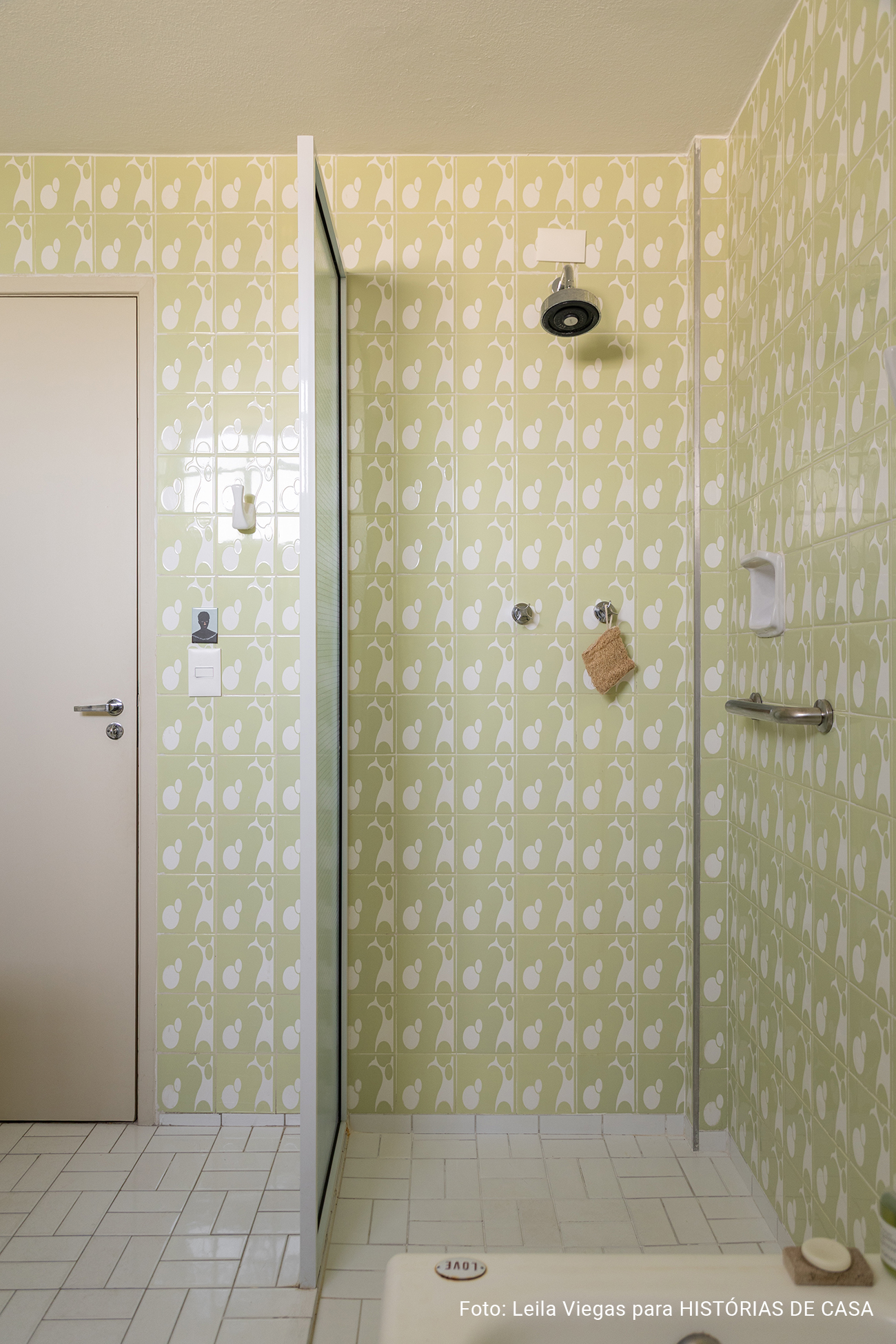 Apartamento alugado da arquiteta Veronica Molina, acolhedor e com tons quentes