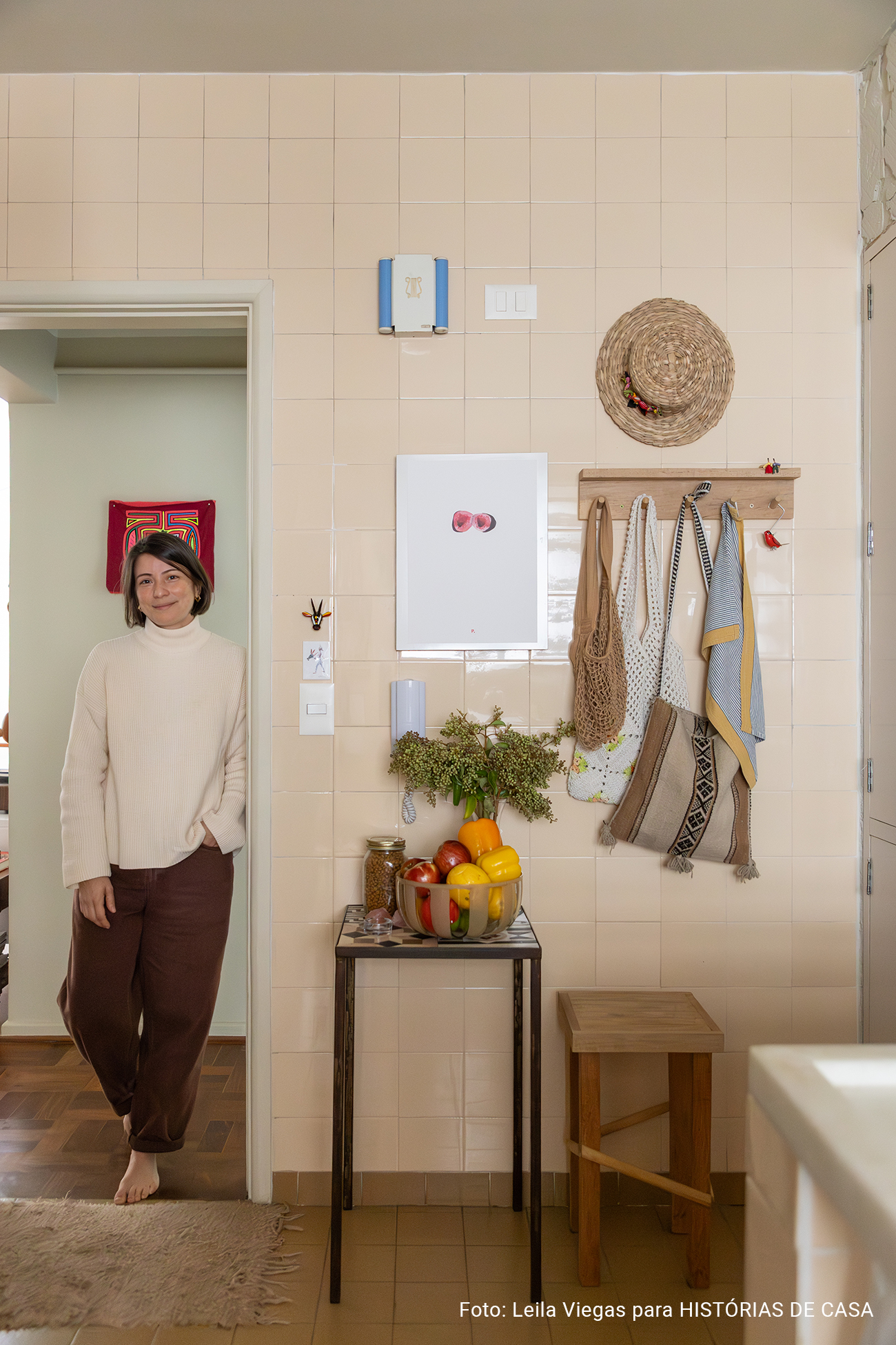 Apartamento alugado da arquiteta Veronica Molina, acolhedor e com tons quentes