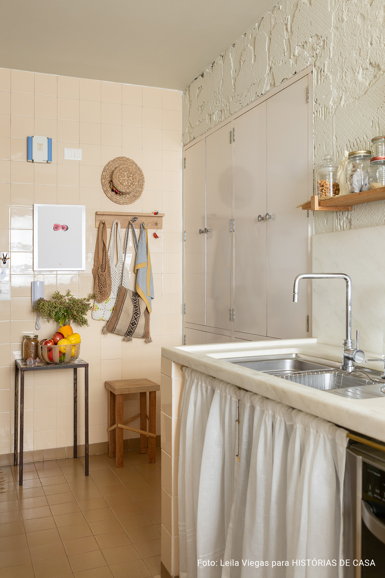Apartamento alugado da arquiteta Veronica Molina, acolhedor e com tons quentes