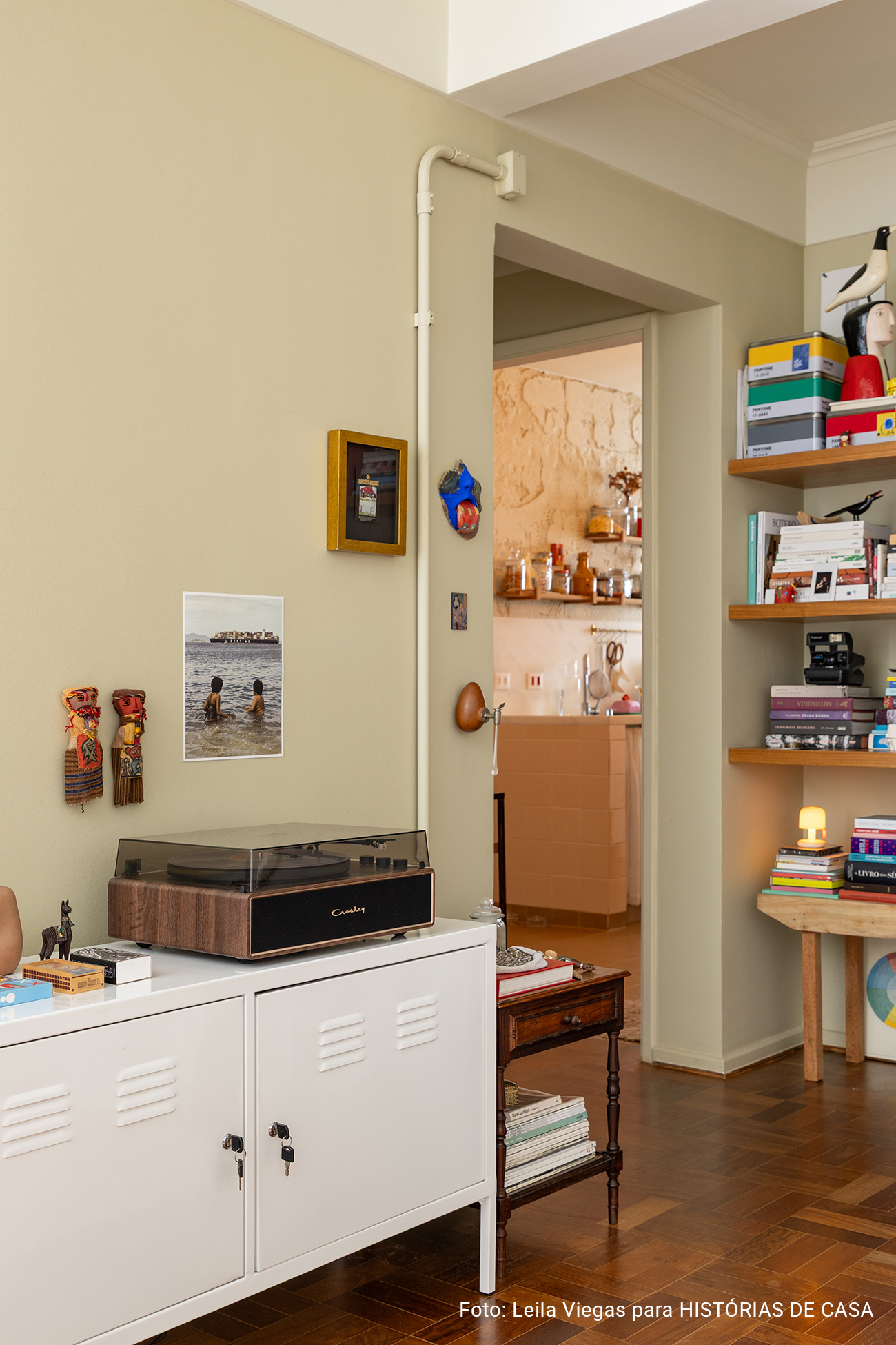 Apartamento alugado da arquiteta Veronica Molina, acolhedor e com tons quentes