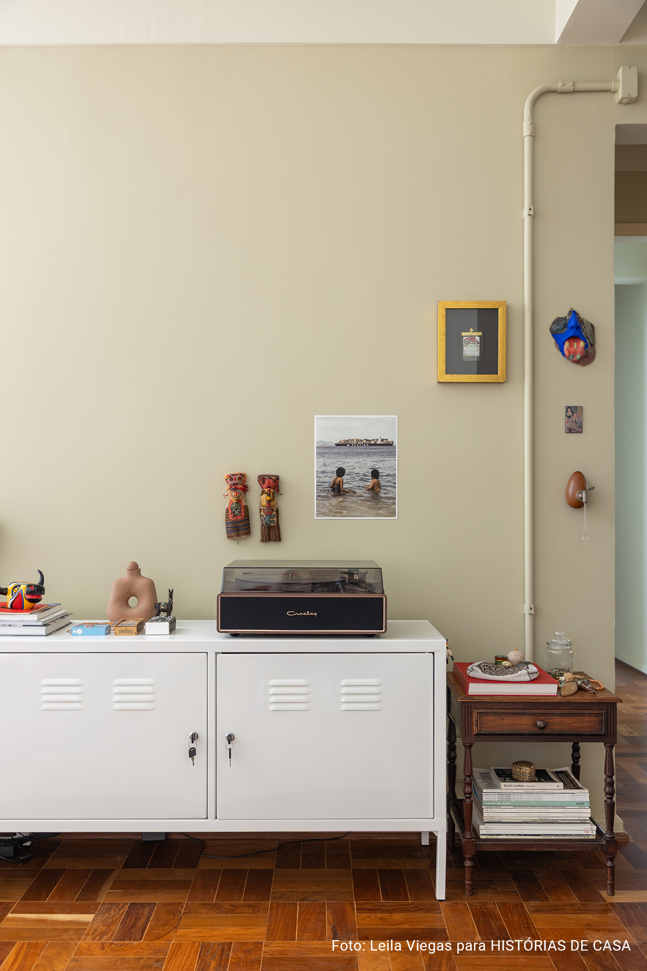 Apartamento alugado da arquiteta Veronica Molina, acolhedor e com tons quentes