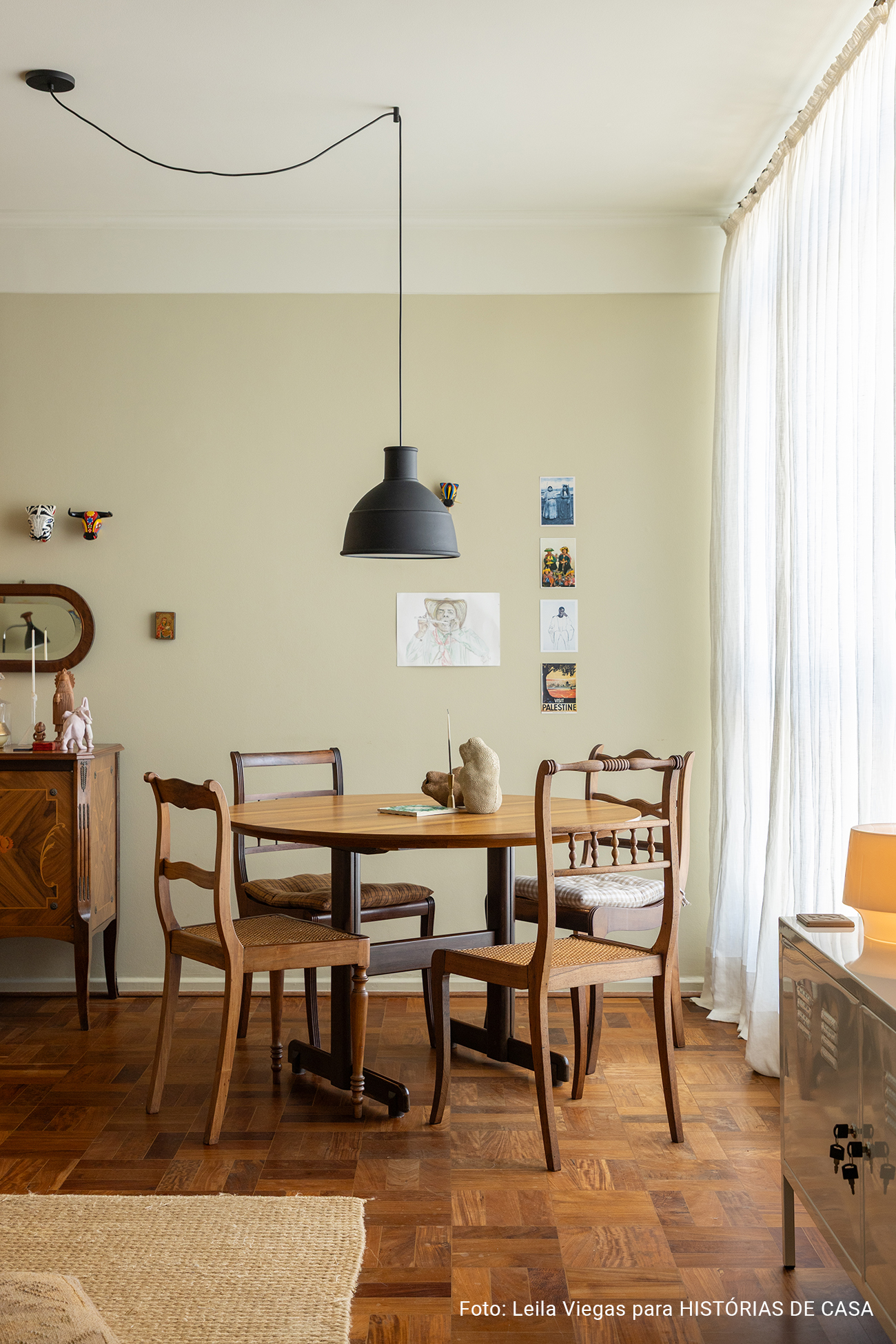 Apartamento alugado da arquiteta Veronica Molina, acolhedor e com tons quentes