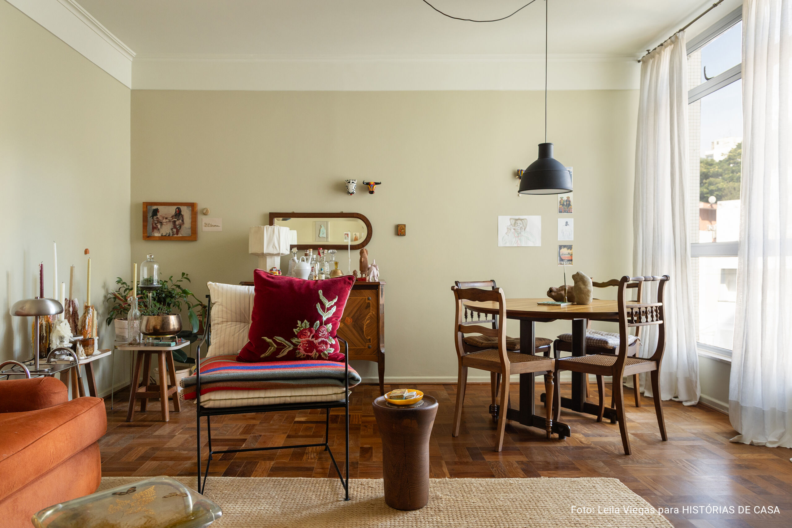 Apartamento alugado da arquiteta Veronica Molina, acolhedor e com tons quentes