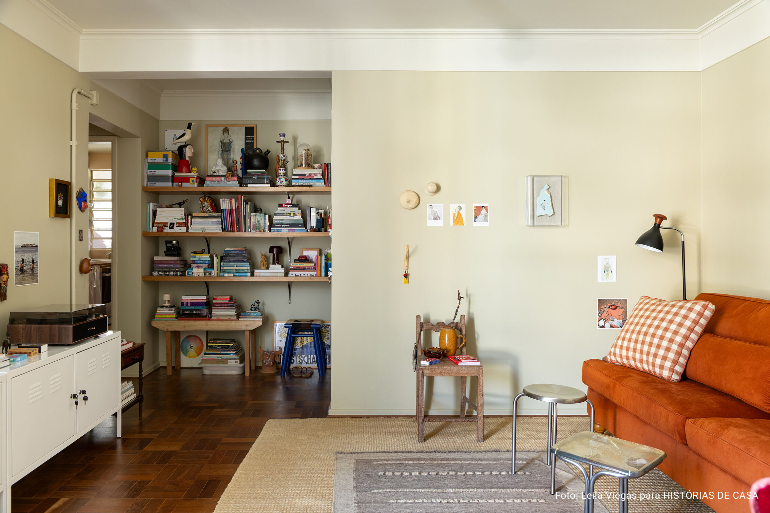 Apartamento alugado da arquiteta Veronica Molina, acolhedor e com tons quentes