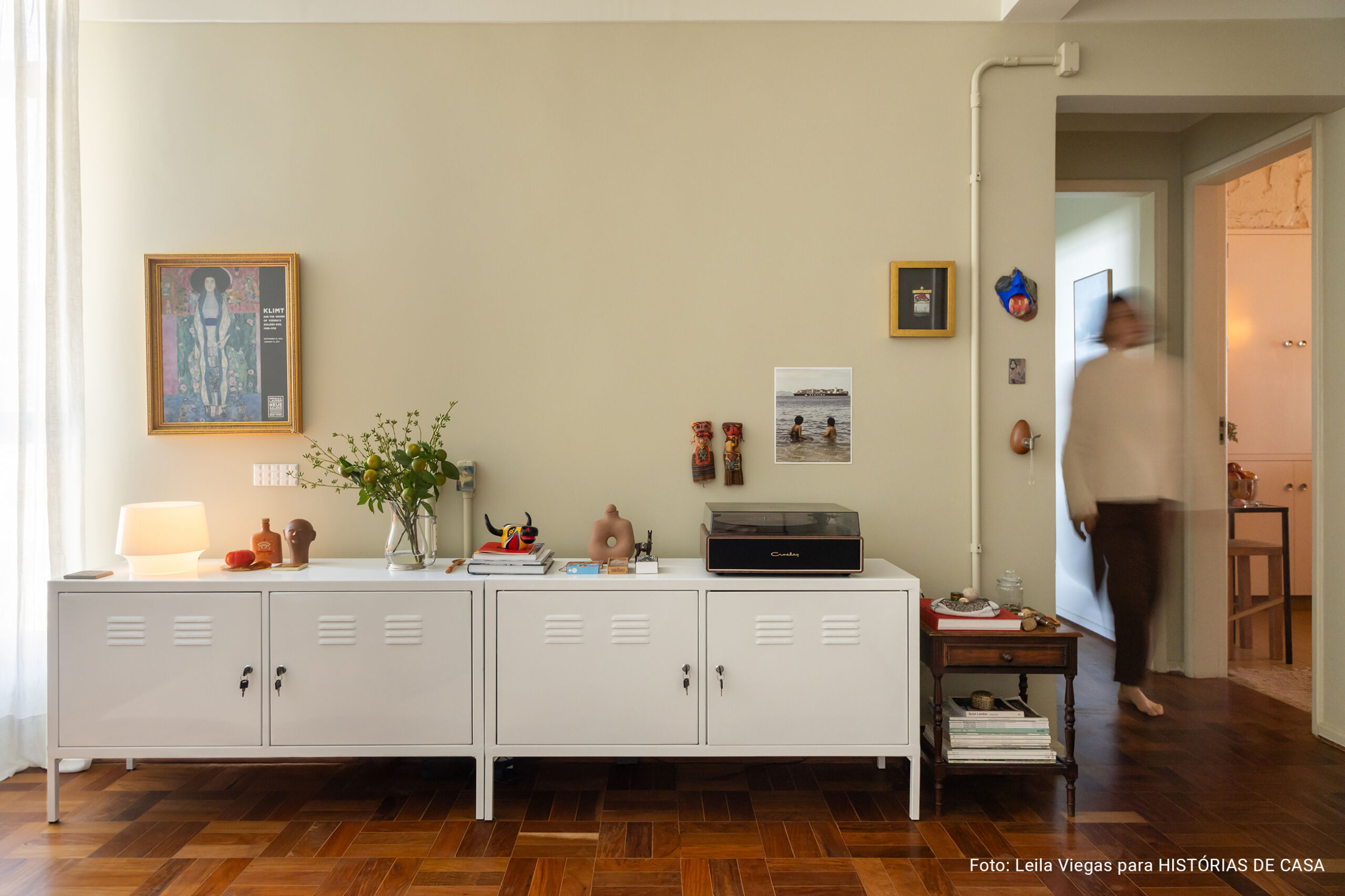 Apartamento alugado da arquiteta Veronica Molina, acolhedor e com tons quentes