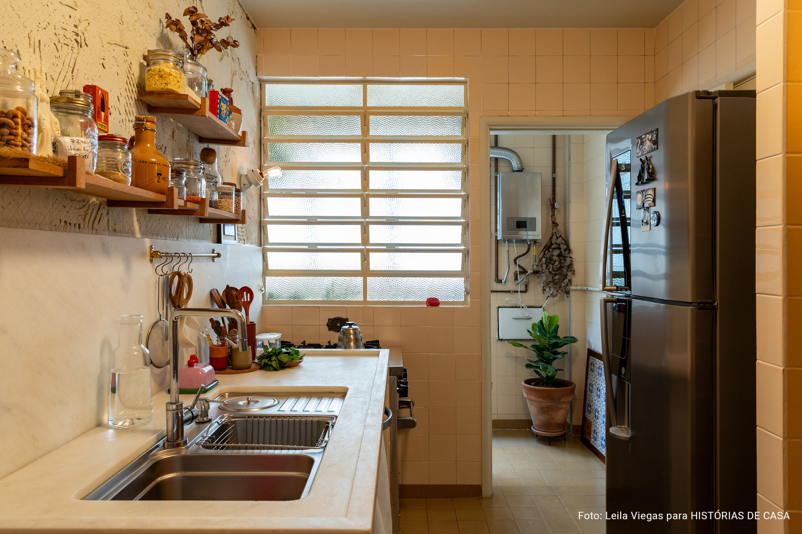Apartamento alugado da arquiteta Veronica Molina, acolhedor e com tons quentes