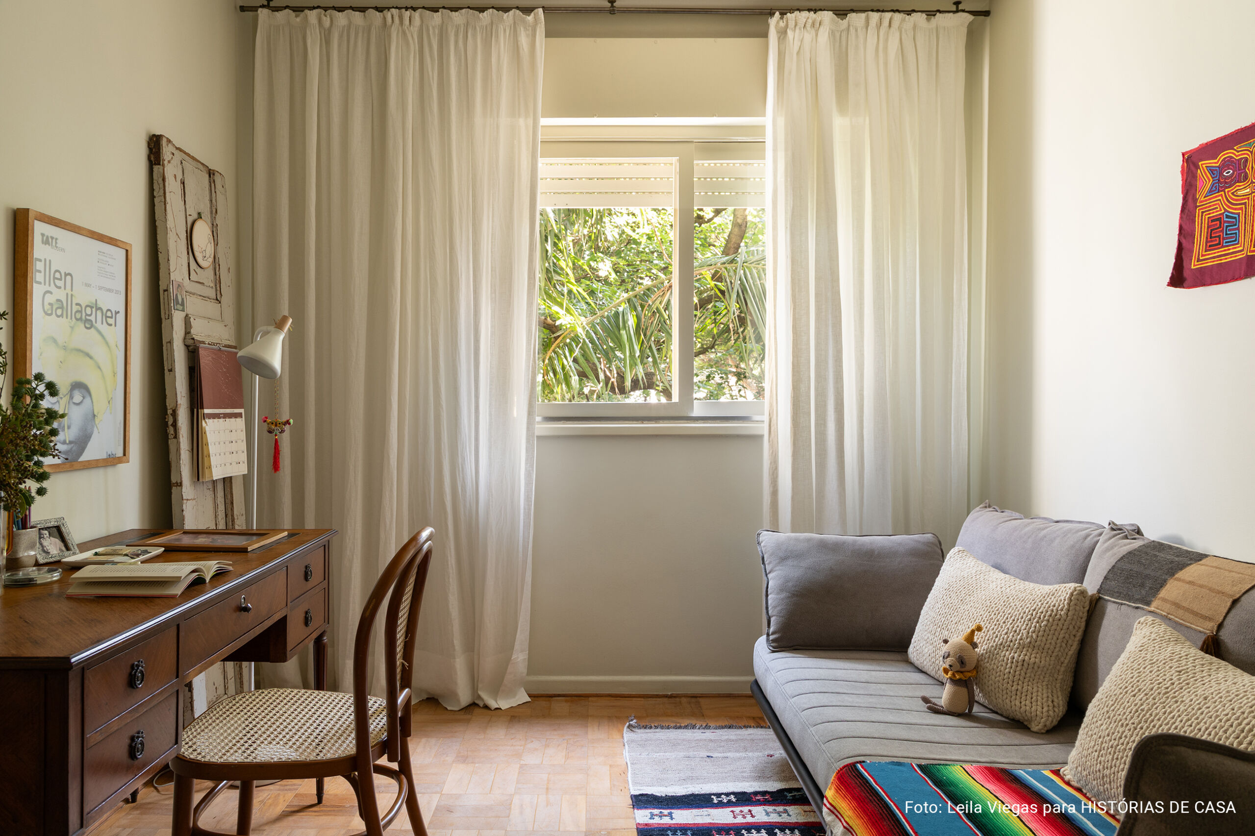 Apartamento alugado da arquiteta Veronica Molina, acolhedor e com tons quentes