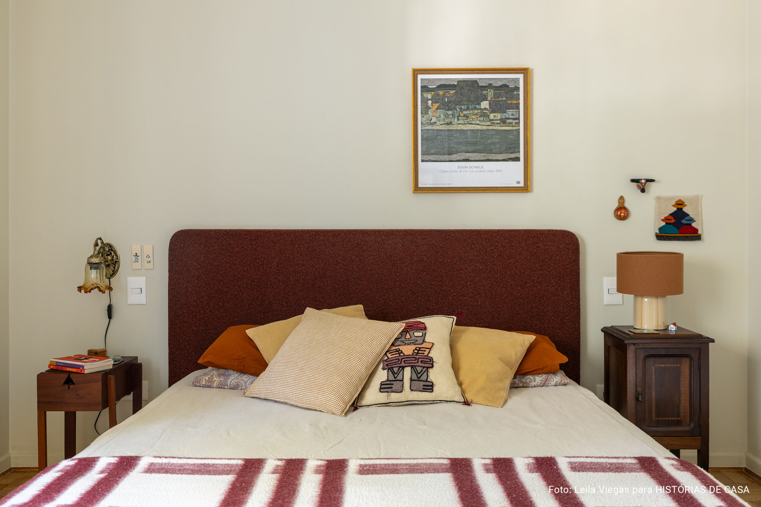 Apartamento alugado da arquiteta Veronica Molina, acolhedor e com tons quentes