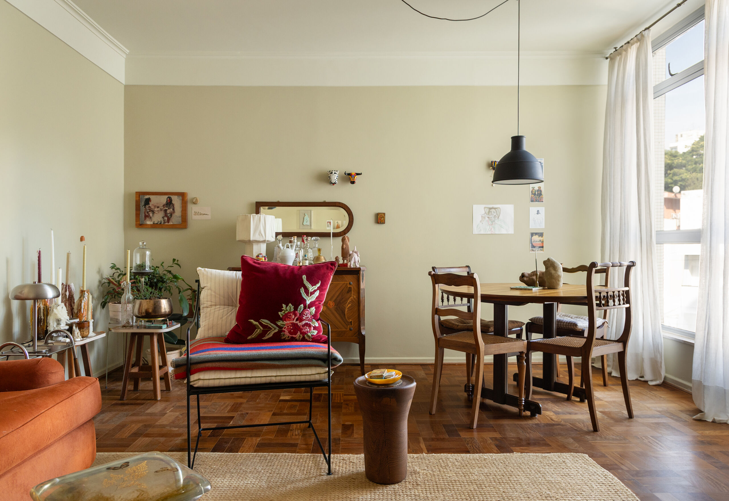 Apartamento alugado da arquiteta Veronica Molina, acolhedor e com tons quentes