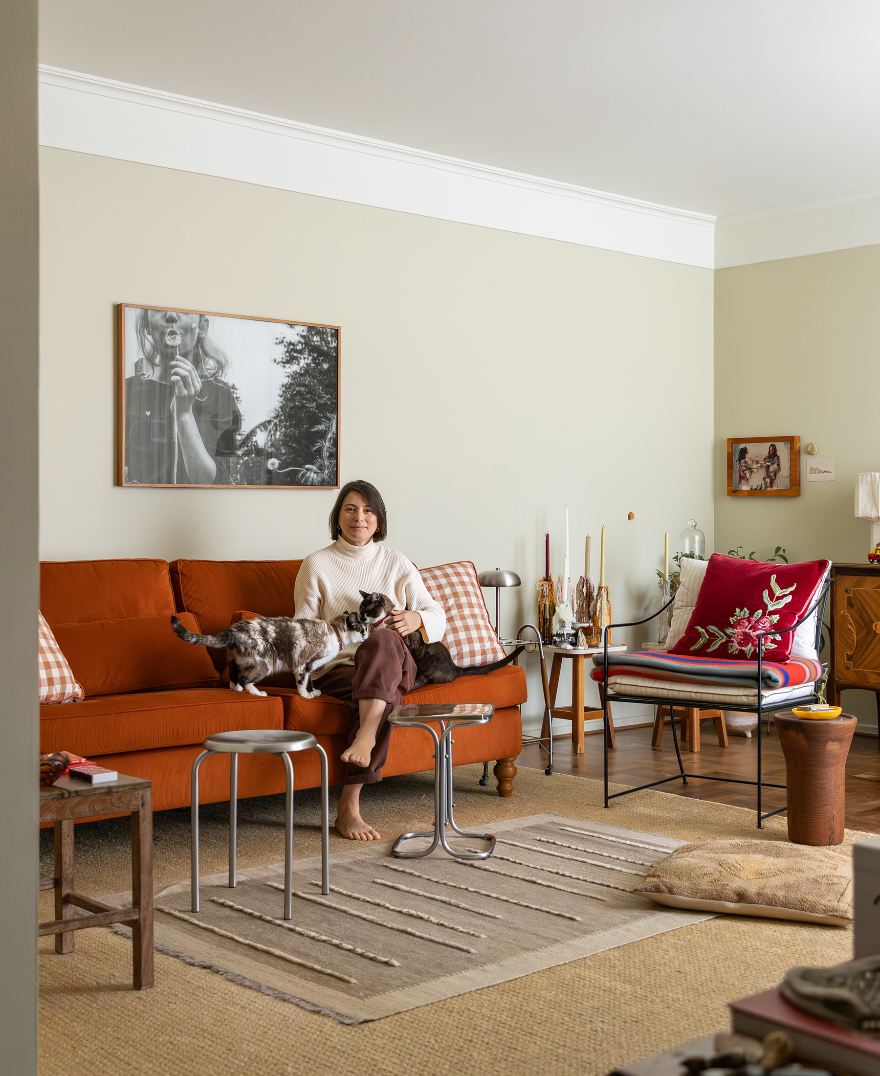Apartamento alugado da arquiteta Veronica Molina, acolhedor e com tons quentes