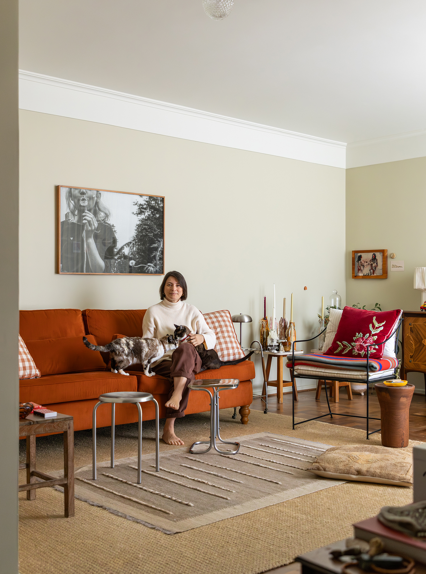 Apartamento alugado da arquiteta Veronica Molina, acolhedor e com tons quentes