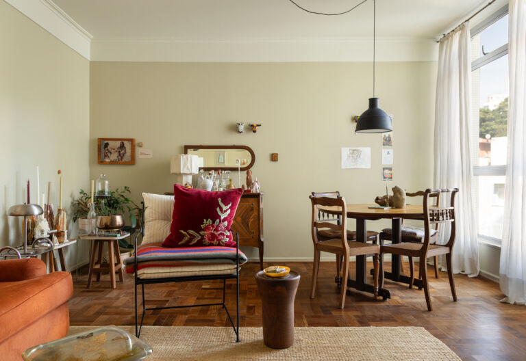 Apartamento alugado da arquiteta Veronica Molina, acolhedor e com tons quentes