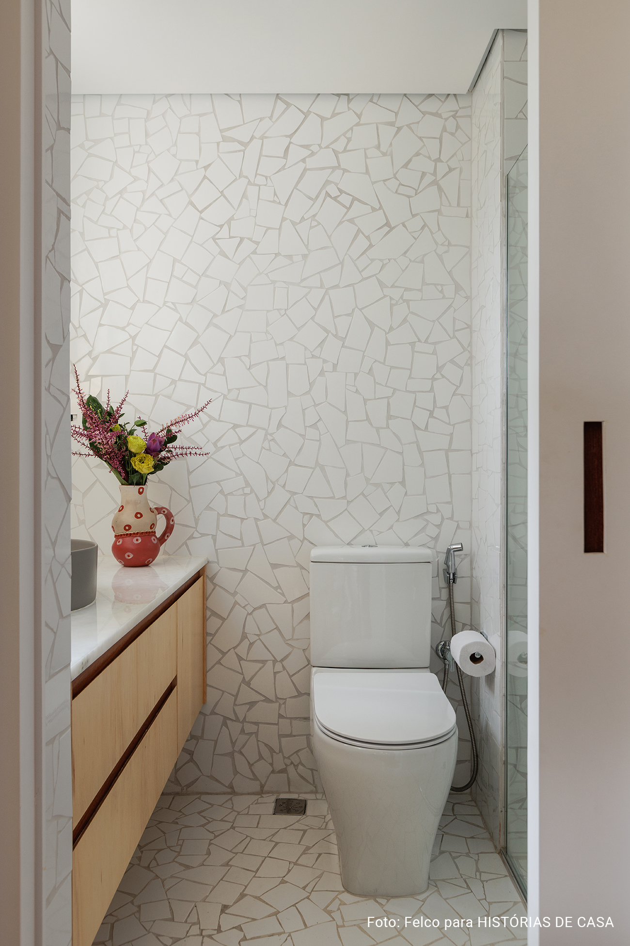 Apartamento novo reformado com ambientes integrados e banheiros de caquinho com louças da Celite