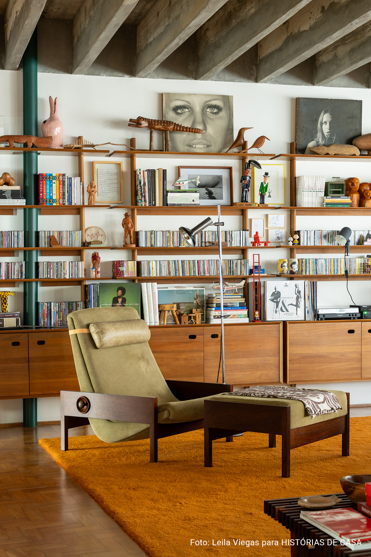Apartamento de Ademir e André Bueno em Higienópolis, com laje de concreto aparente, ambientes integrados e obras de arte
