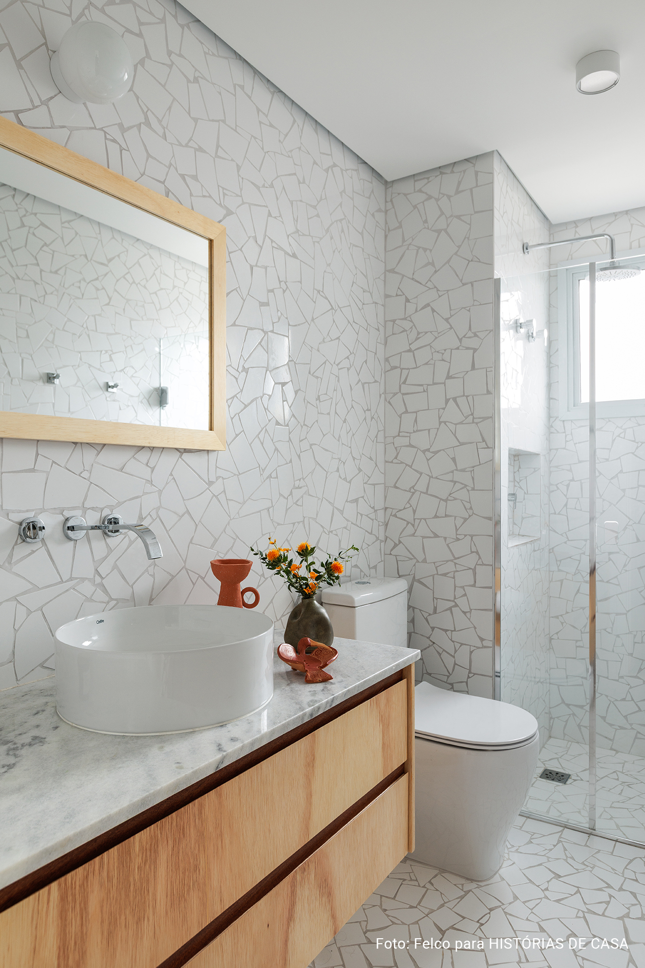 Apartamento novo reformado com ambientes integrados e banheiros de caquinho com louças da Celite