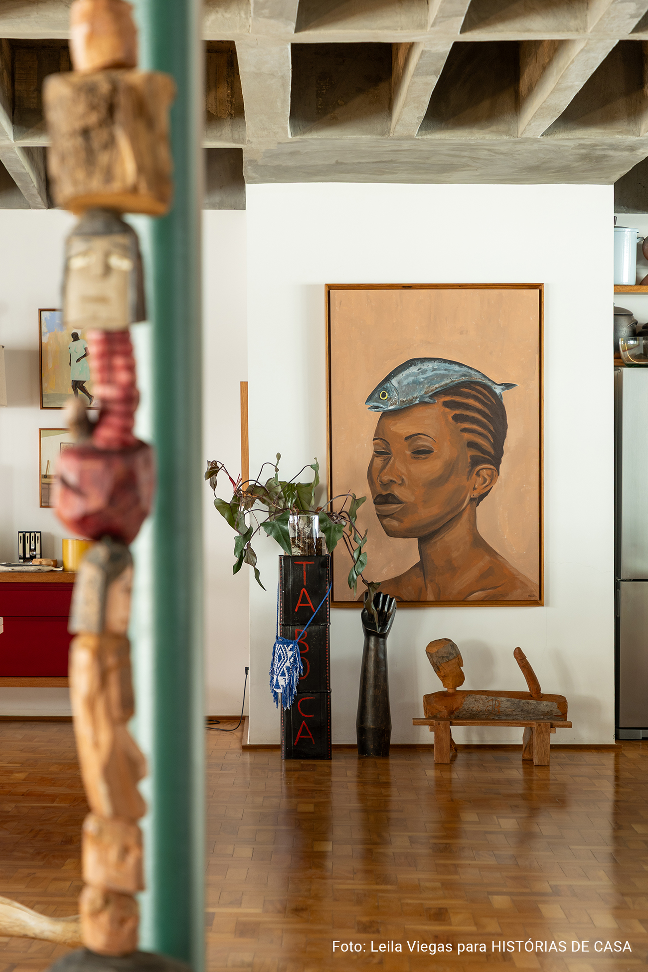 Apartamento de Ademir e André Bueno em Higienópolis, com laje de concreto aparente, ambientes integrados e obras de arte
