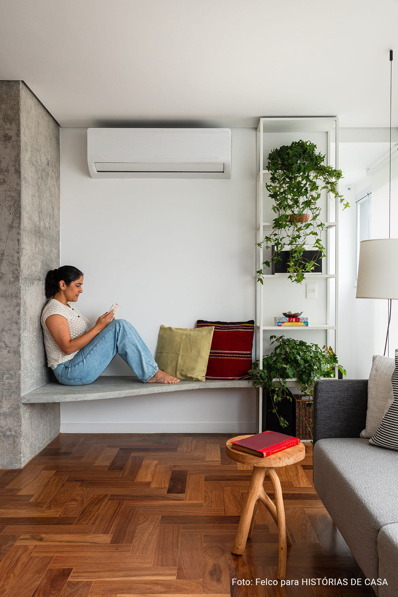 Apartamento novo reformado com ambientes integrados e banheiros de caquinho com louças da Celite