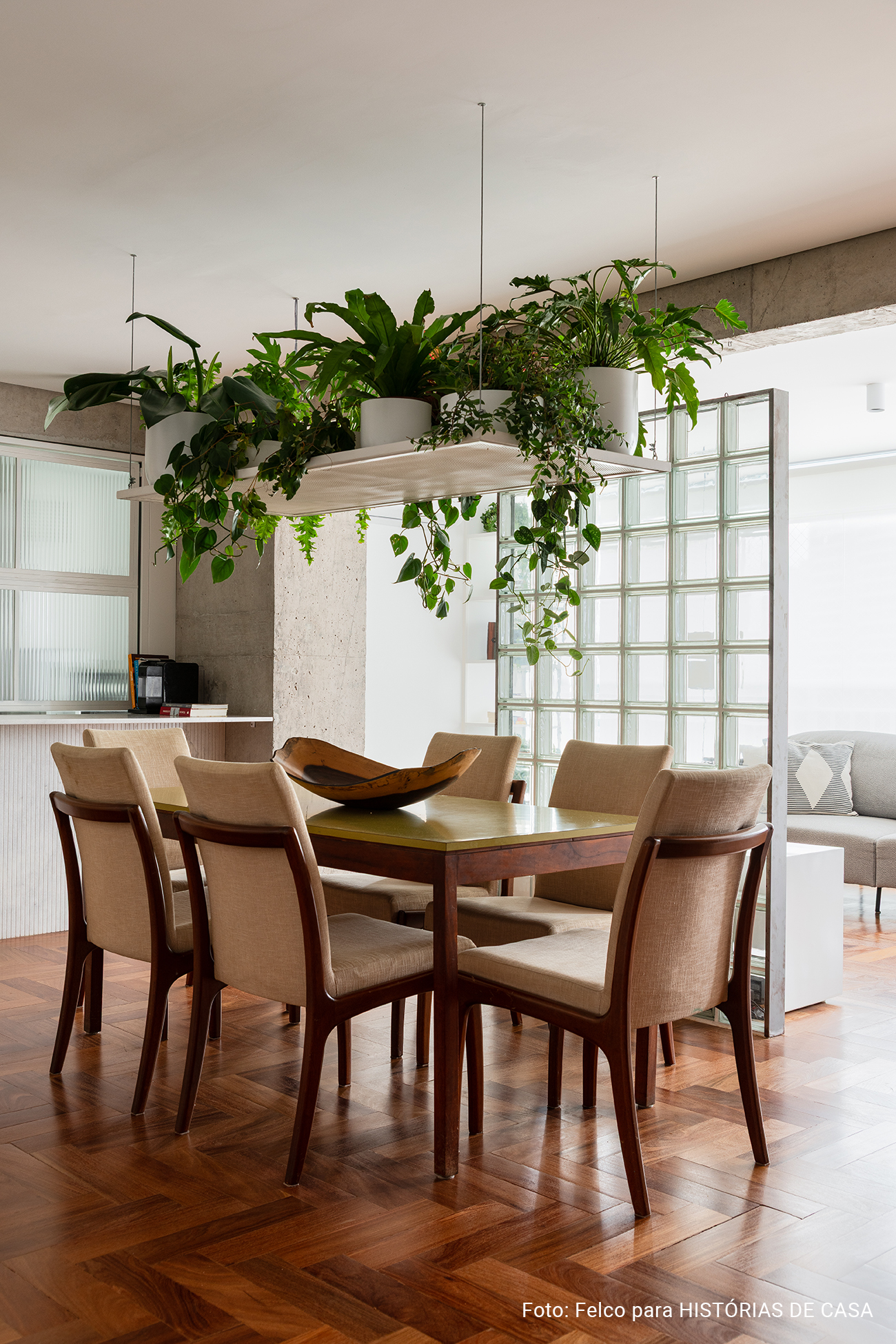 Apartamento novo reformado com ambientes integrados e banheiros de caquinho com louças da Celite