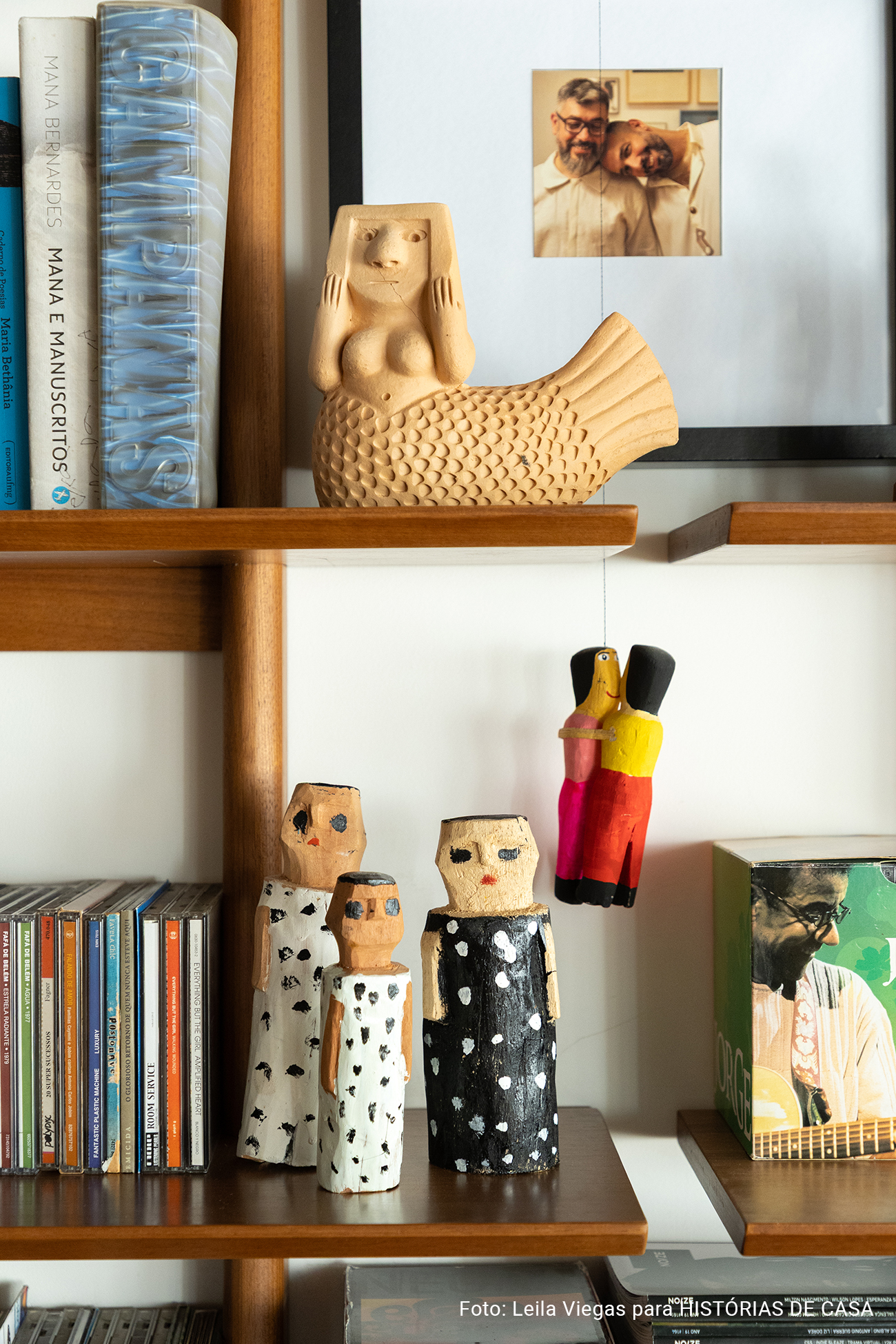 Apartamento de Ademir e André Bueno em Higienópolis, com laje de concreto aparente, ambientes integrados e obras de arte