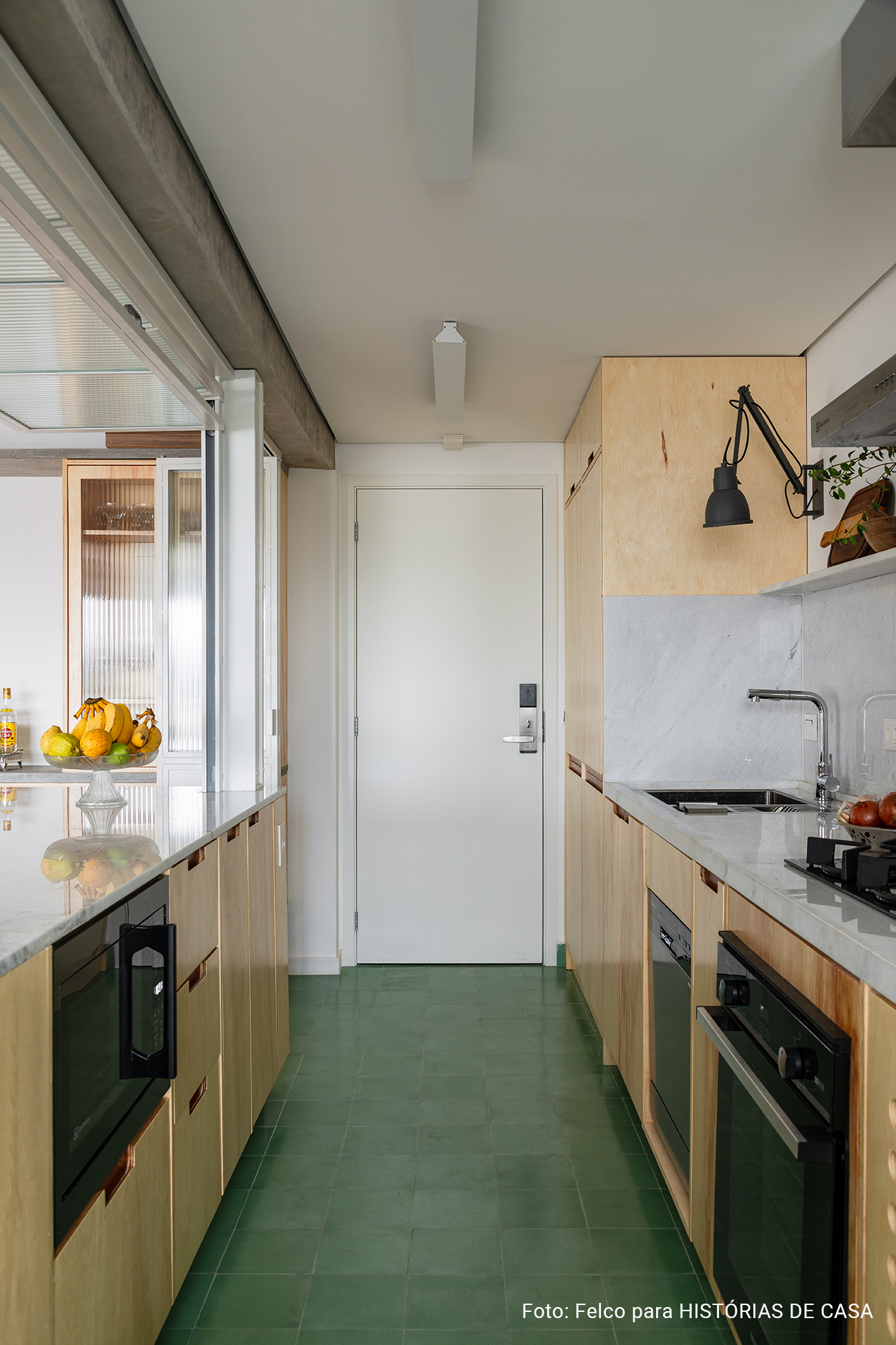 Apartamento novo reformado com ambientes integrados e banheiros de caquinho com louças da Celite