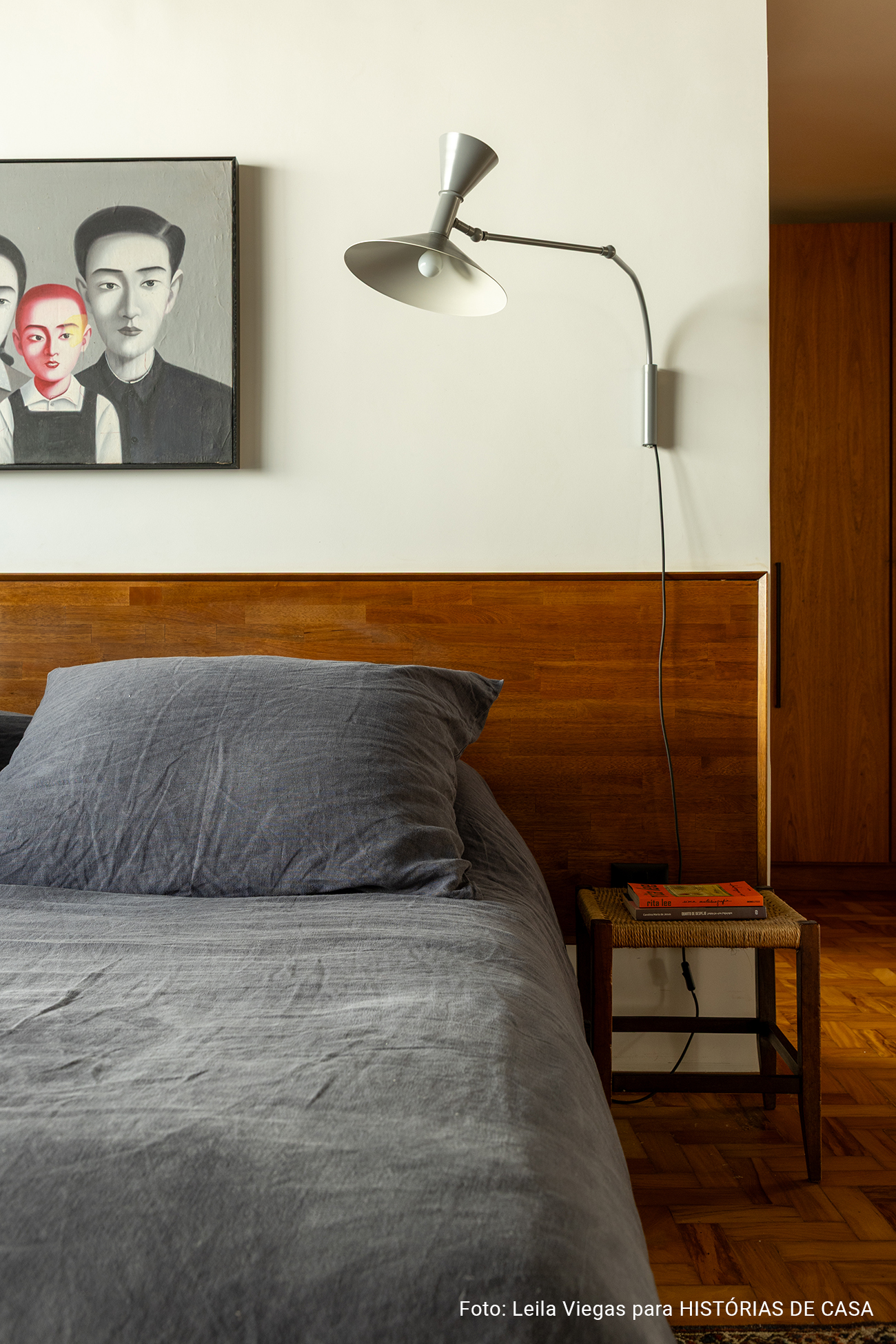 Apartamento de Ademir e André Bueno em Higienópolis, com laje de concreto aparente, ambientes integrados e obras de arte