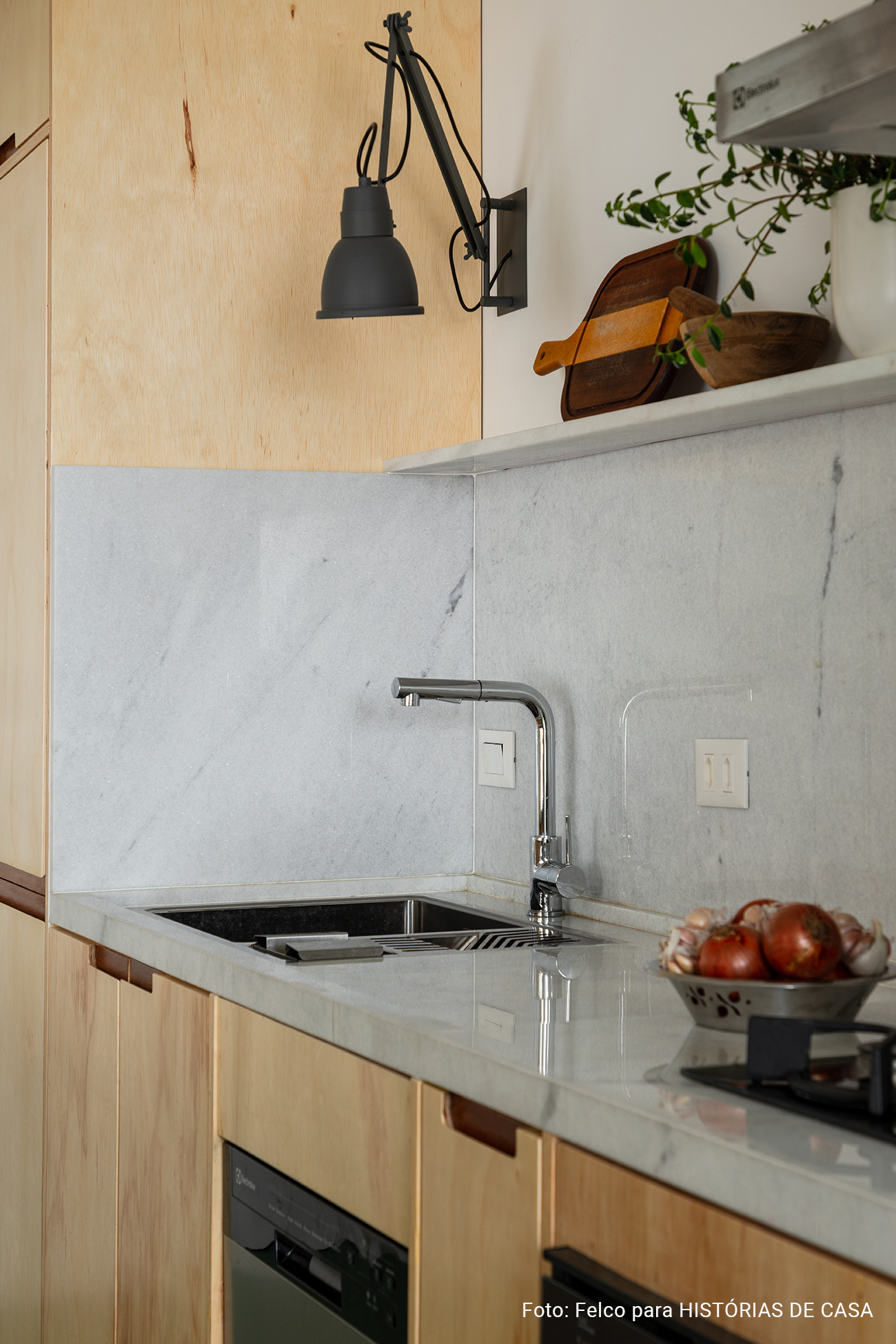 Apartamento novo reformado com ambientes integrados e banheiros de caquinho com louças da Celite