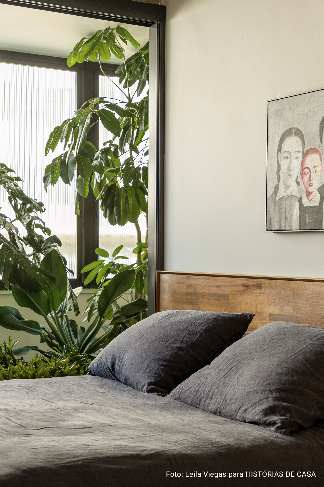 Apartamento de Ademir e André Bueno em Higienópolis, com laje de concreto aparente, ambientes integrados e obras de arte