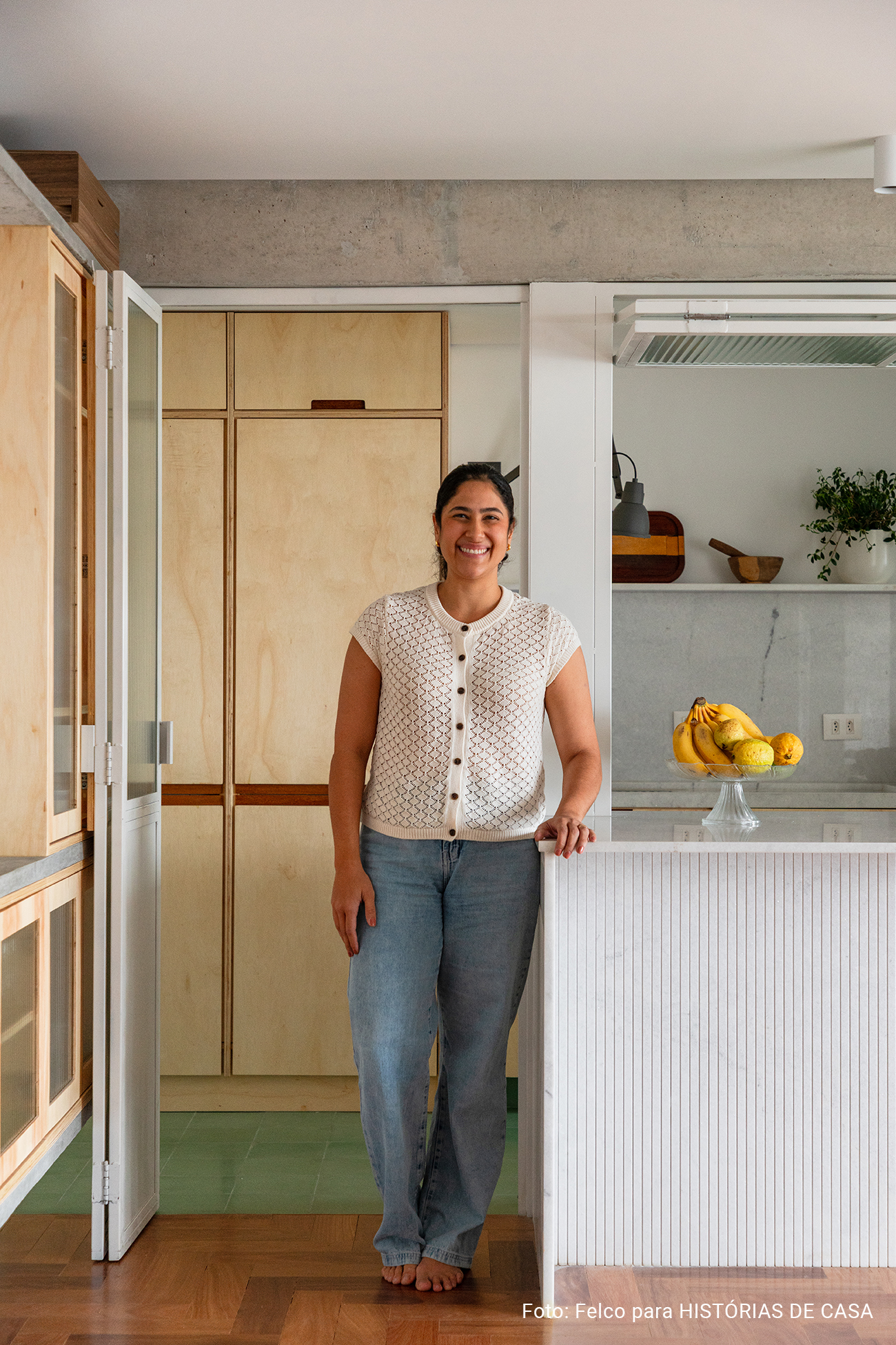 Apartamento novo reformado com ambientes integrados e banheiros de caquinho com louças da Celite