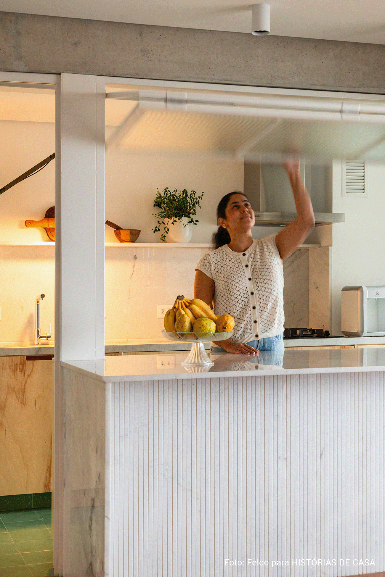 Apartamento novo reformado com ambientes integrados e banheiros de caquinho com louças da Celite