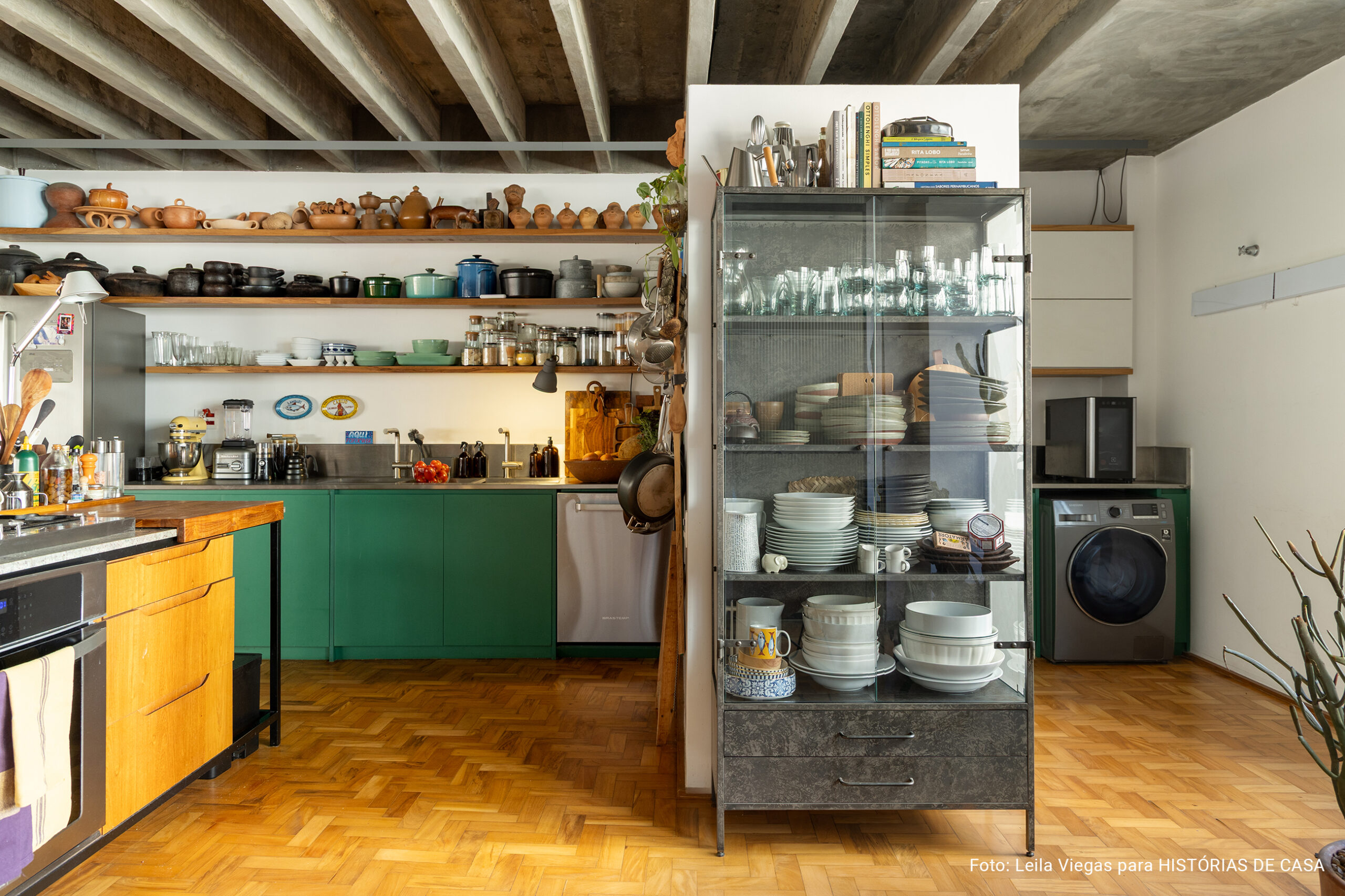 Apartamento de Ademir e André Bueno em Higienópolis, com laje de concreto aparente, ambientes integrados e obras de arte