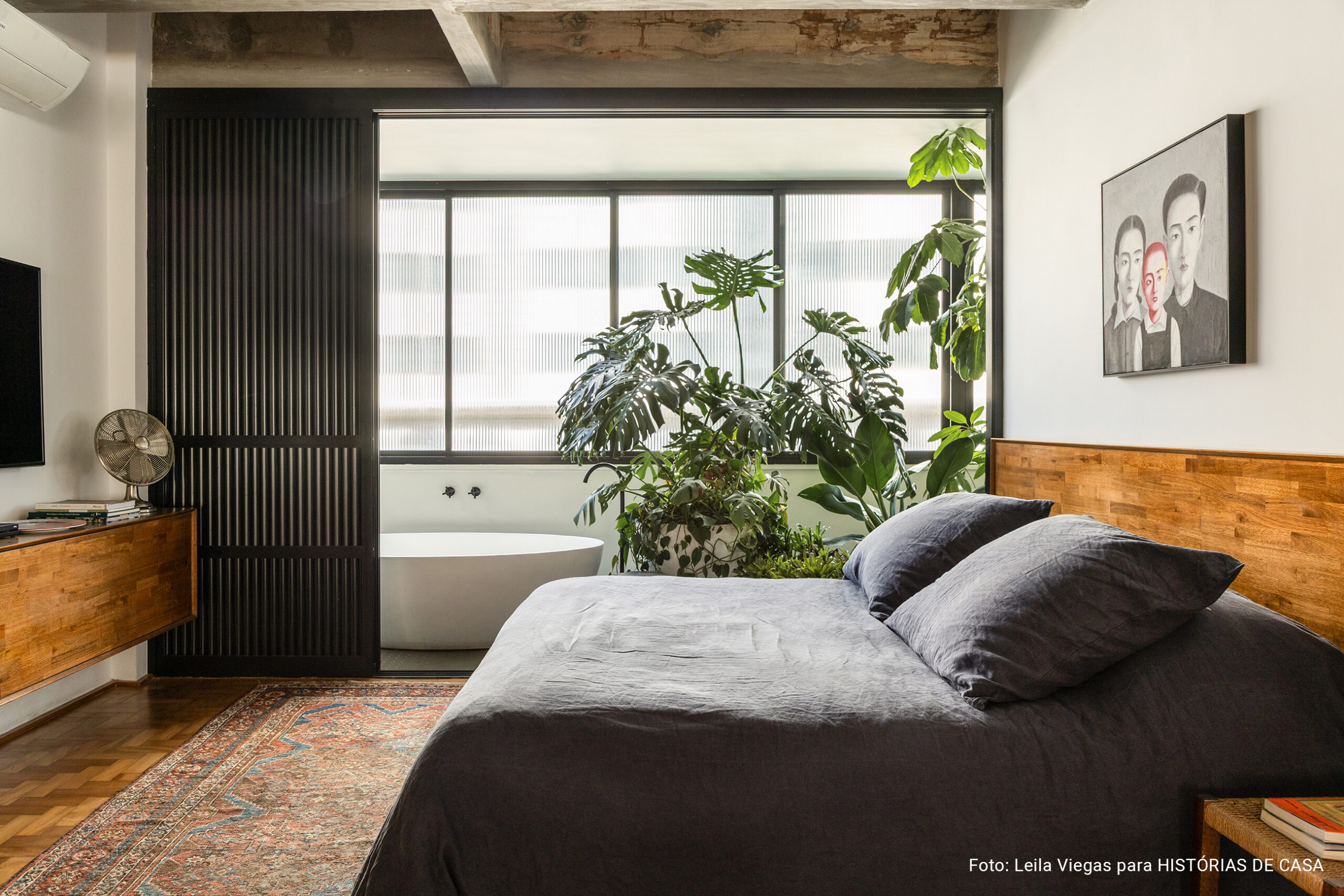 Apartamento de Ademir e André Bueno em Higienópolis, com laje de concreto aparente, ambientes integrados e obras de arte