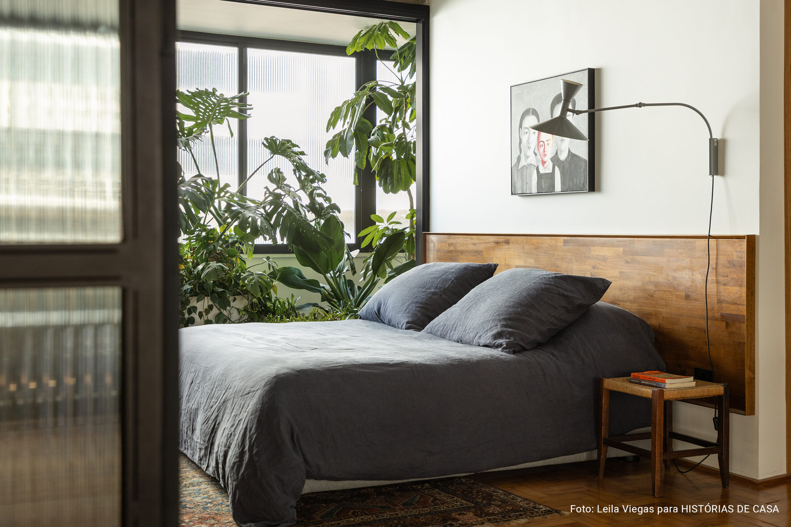 Apartamento de Ademir e André Bueno em Higienópolis, com laje de concreto aparente, ambientes integrados e obras de arte
