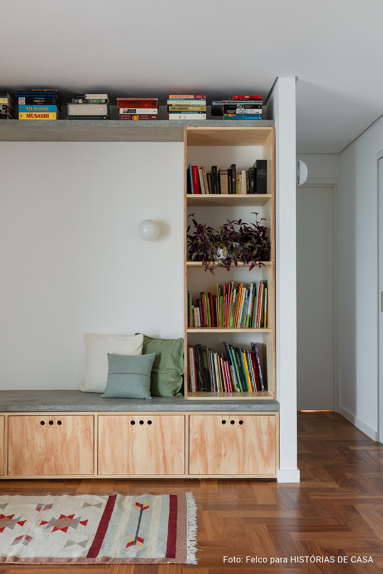 Apartamento novo reformado com ambientes integrados e banheiros de caquinho com louças da Celite